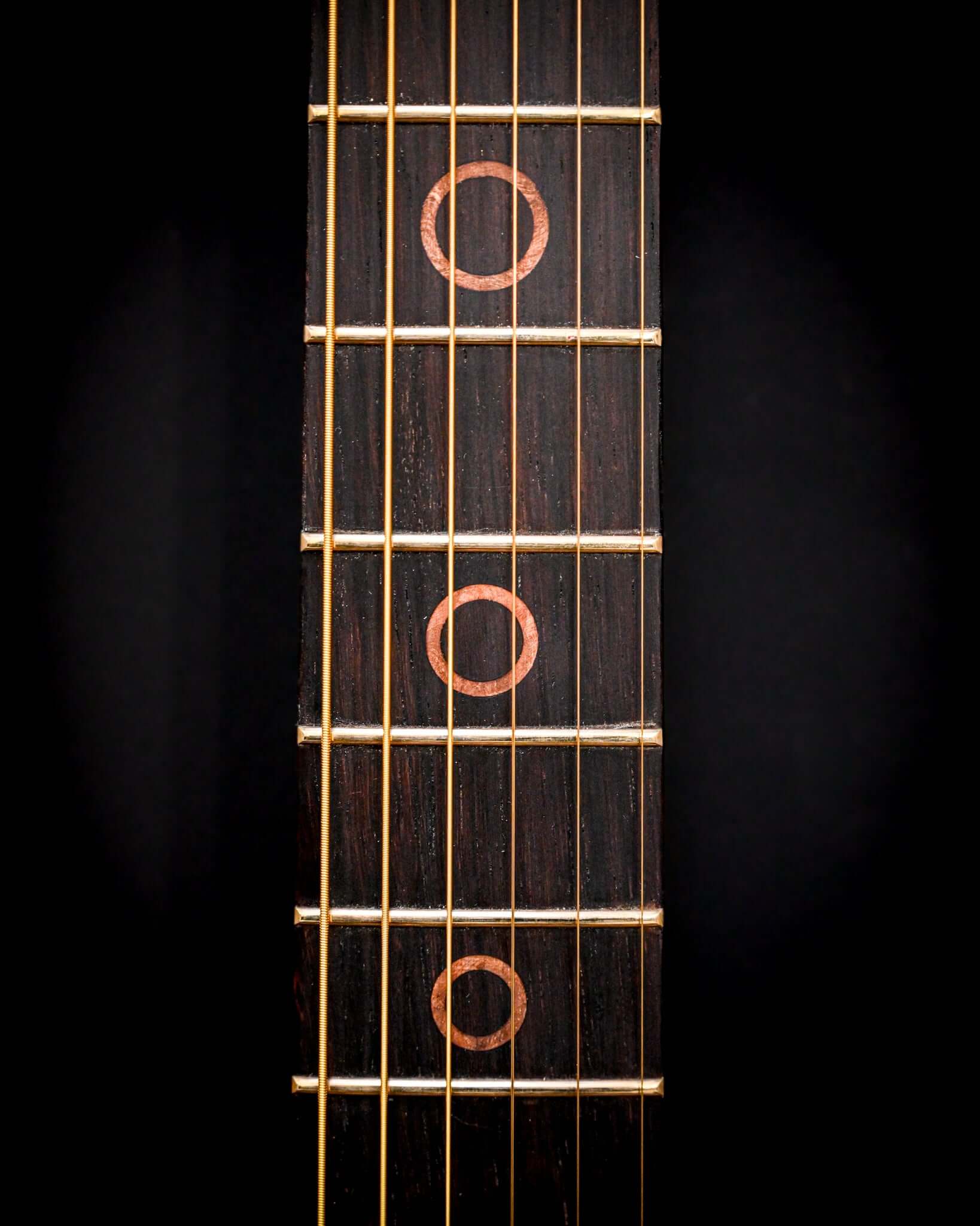 S5 Active - Elm Burl 기타의 측면 뷰는 나무의 곡률과 나뭇결을 강조합니다.