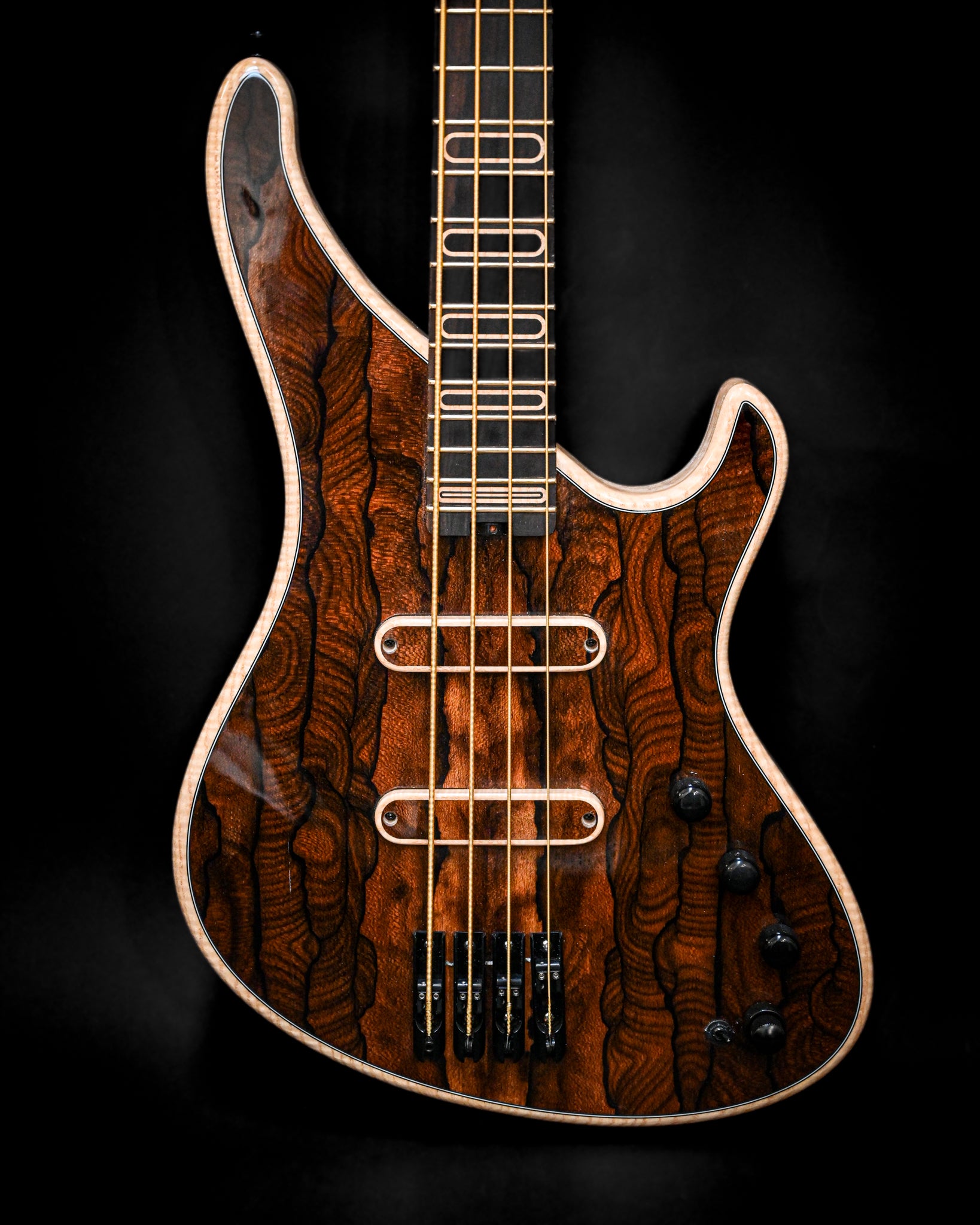 Grande plano do corpo da guitarra S1 Ziricote, realçando as texturas orgânicas e o cativante grão da madeira.