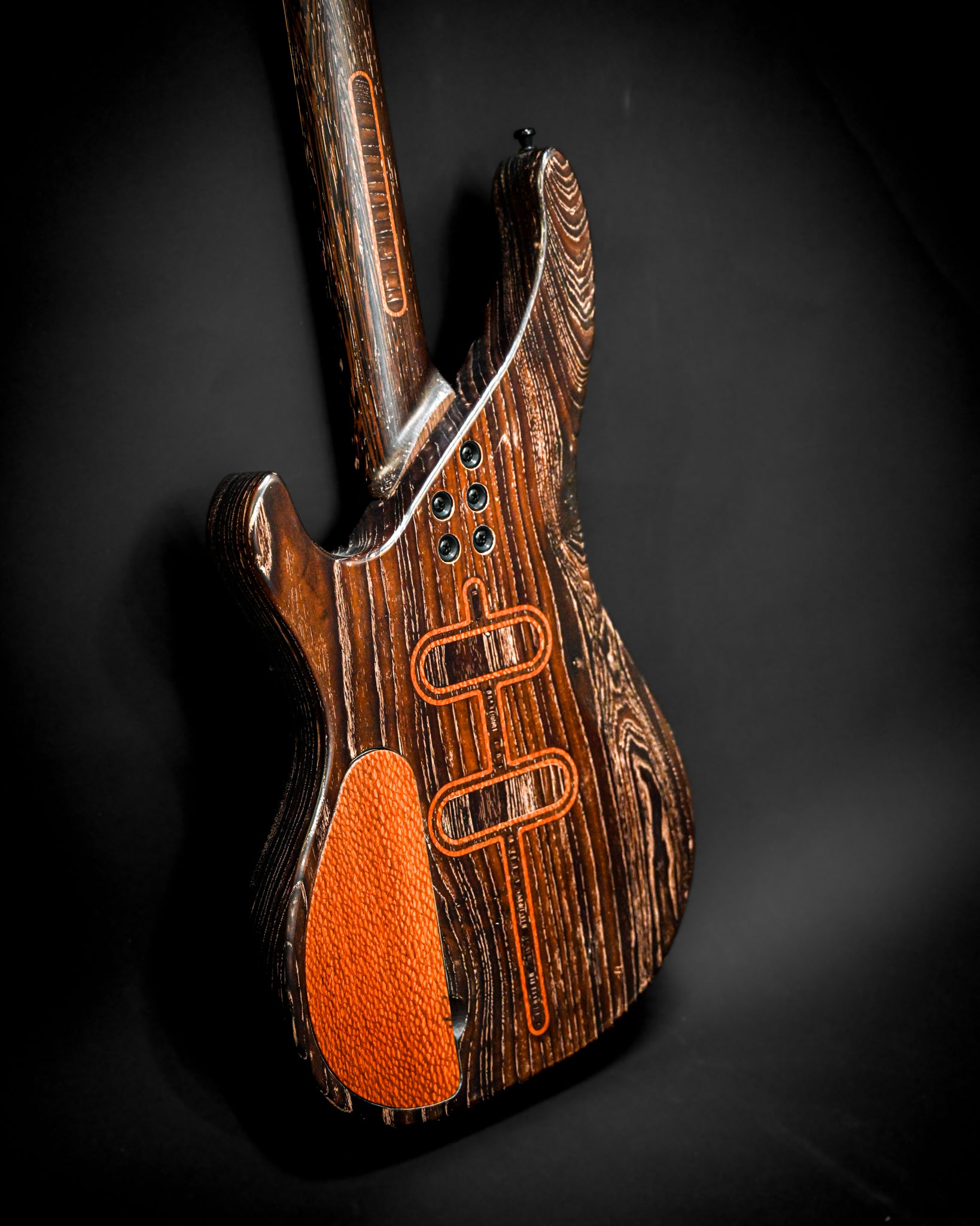 Ângulo dinâmico da parte de trás da guitarra baixo S3 Lacewood, destacando o seu fabrico artesanal e caraterísticas únicas.