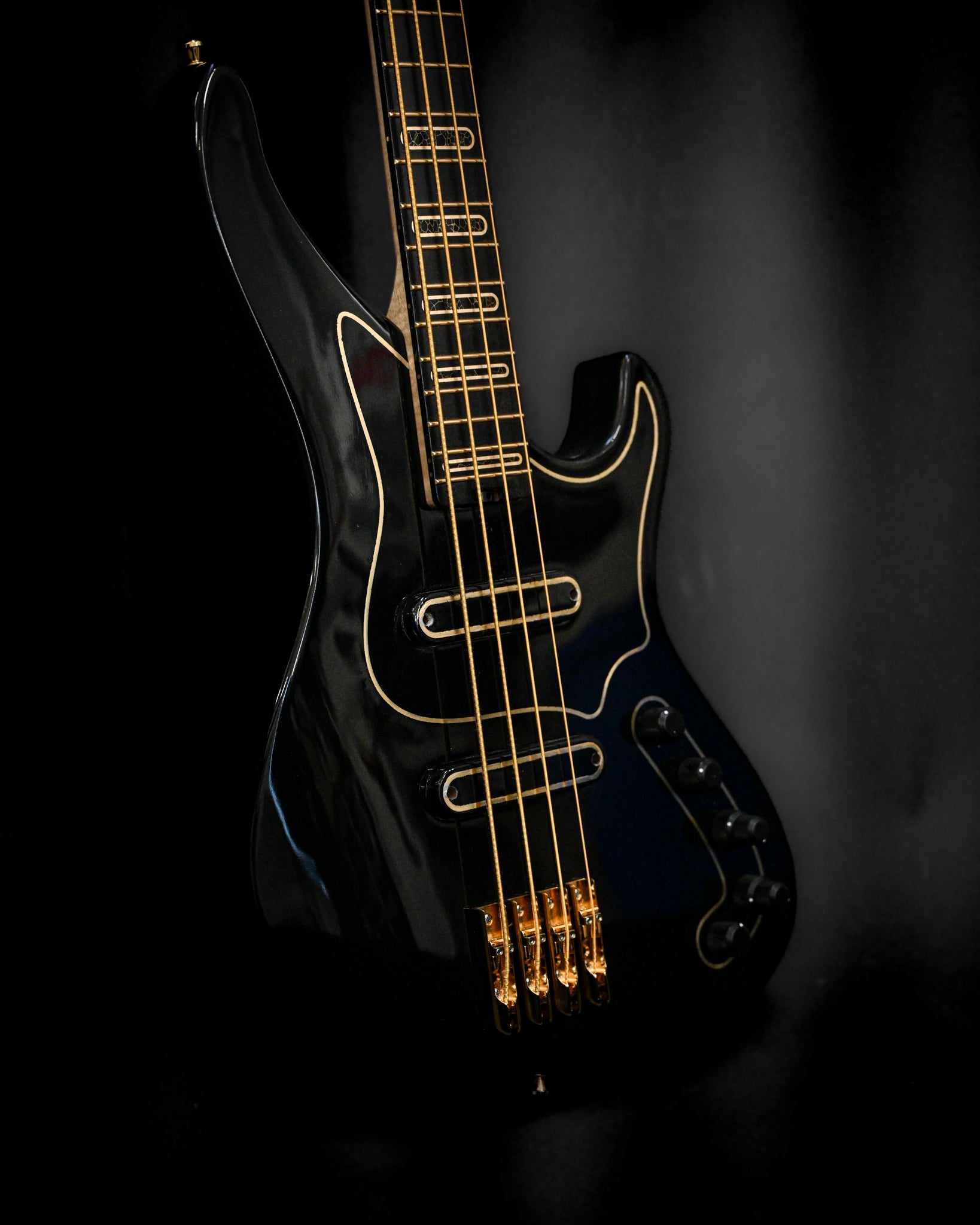 Vista traseira da guitarra baixo S1 'Laudate Concordia' Limited Edition mostrando o design do braço e do corpo.