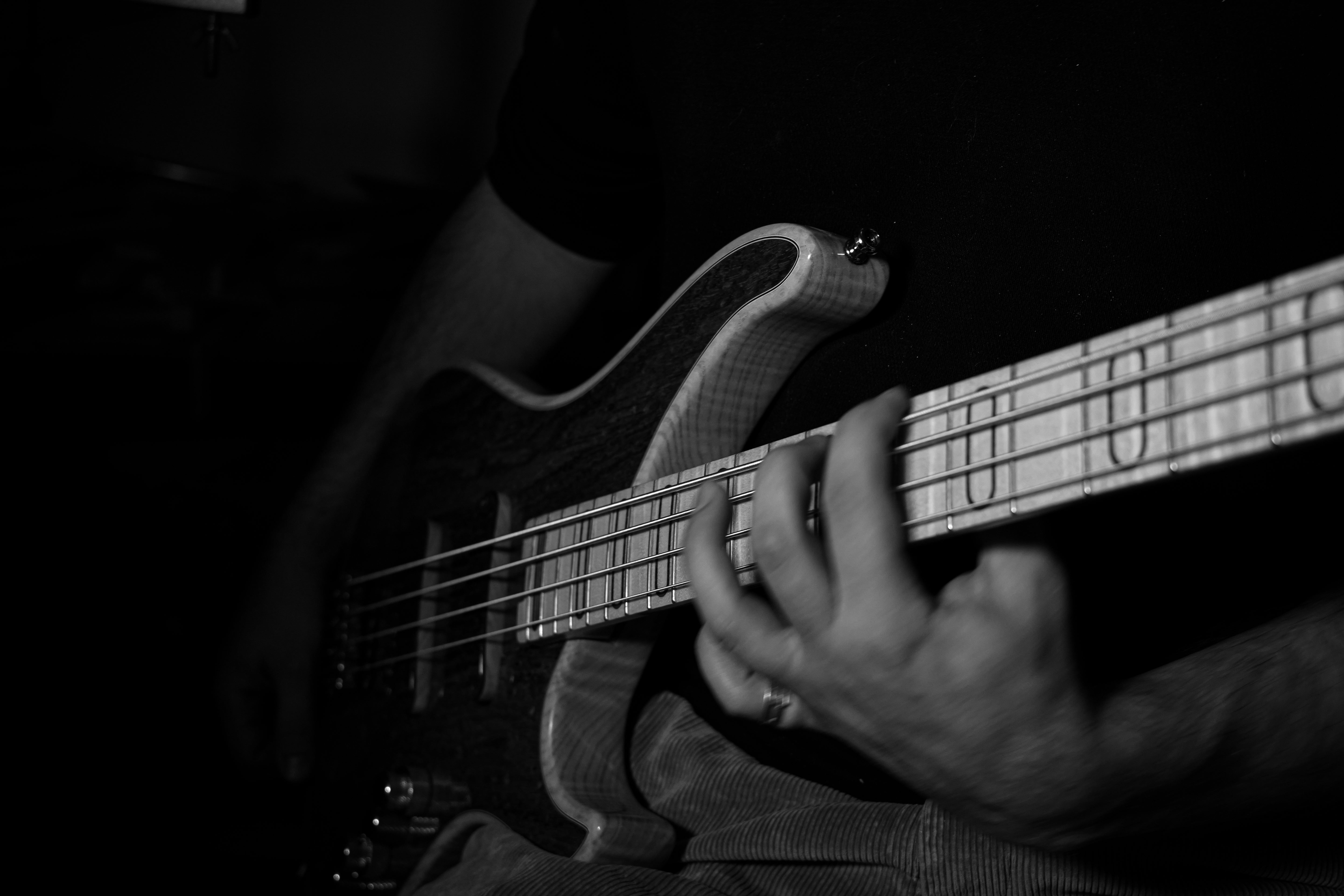 Uma fotografia nocturna do luthier Marin Nourry-Belforti a tocar uma Belforti S1