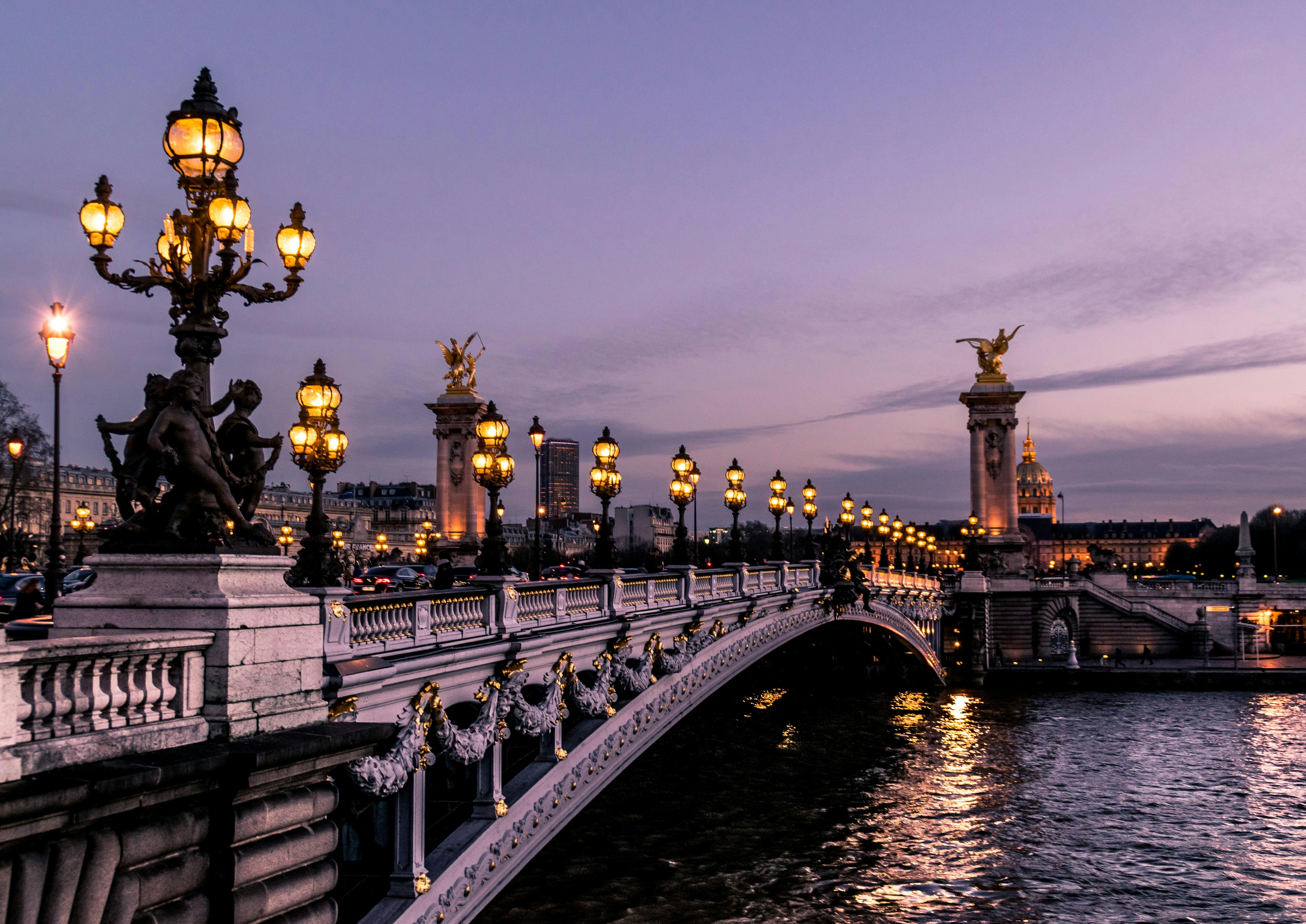 Fotografia noturna da Ponte dos Inválidos em Paris