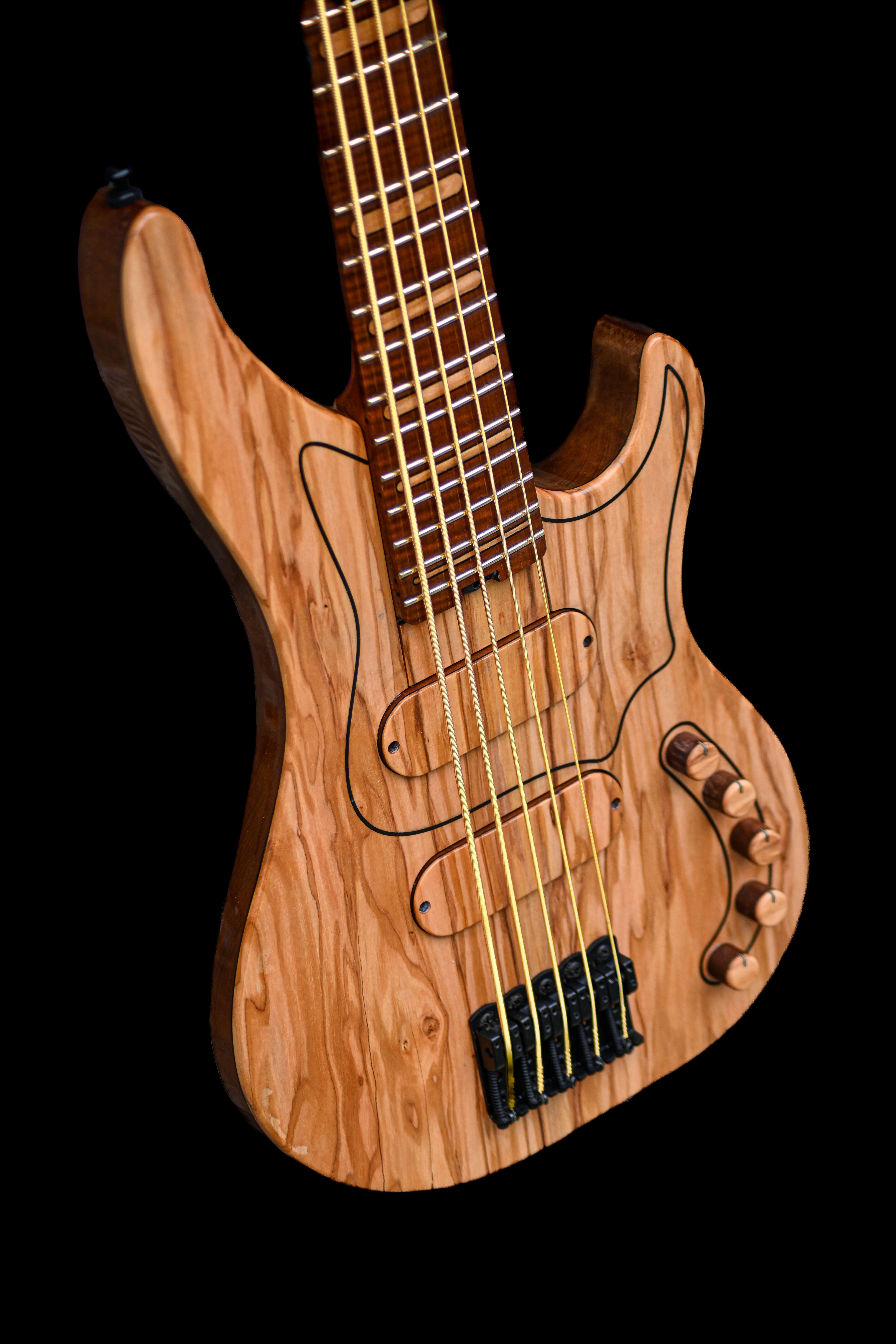 Belforti Instruments 的 M 系列定制低音提琴细节图,展示了独特的机身轮廓和音调控制。