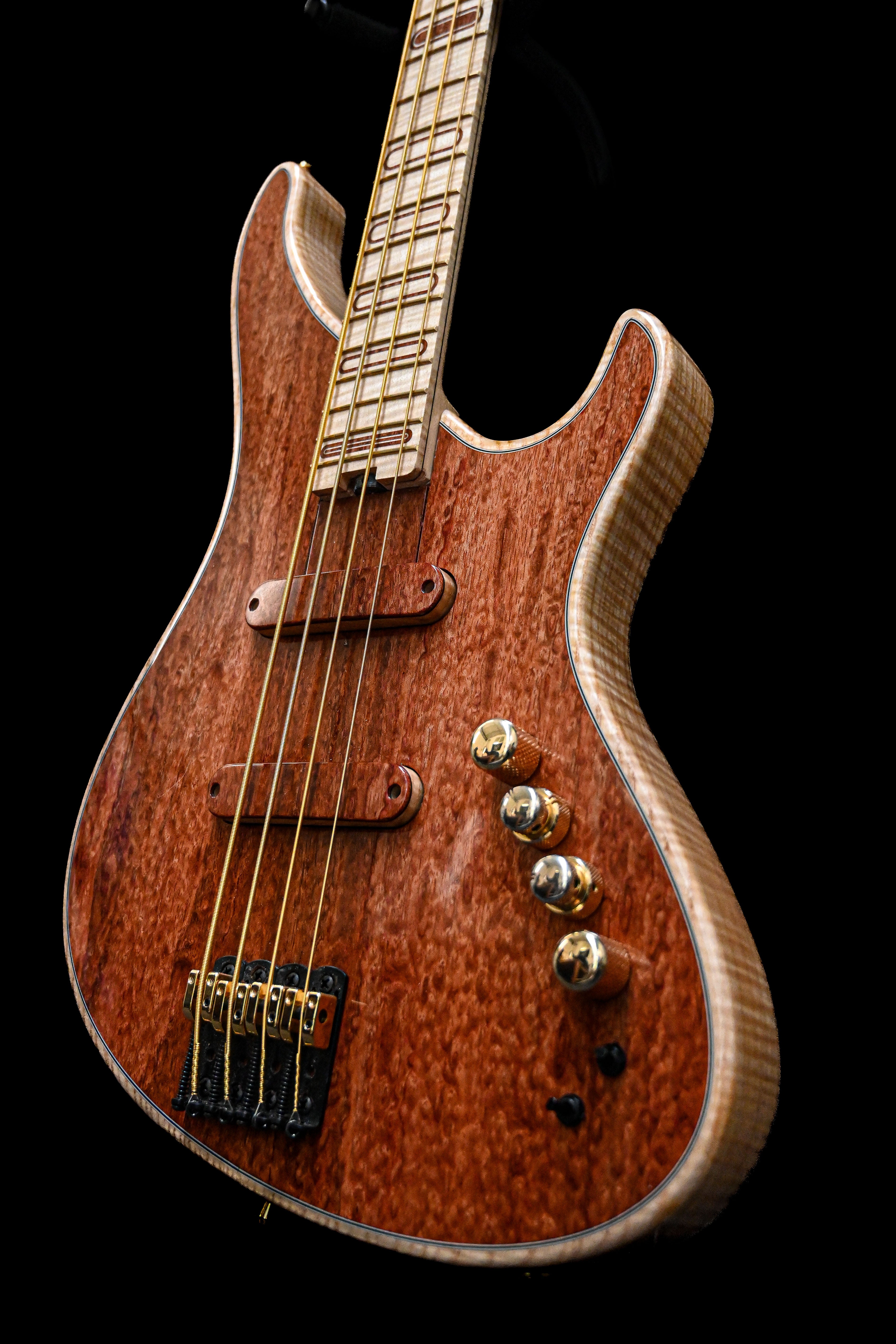 S1 Waterfall Bubinga 低音吉他俯视图,展示指板和木质材料的精美细节。