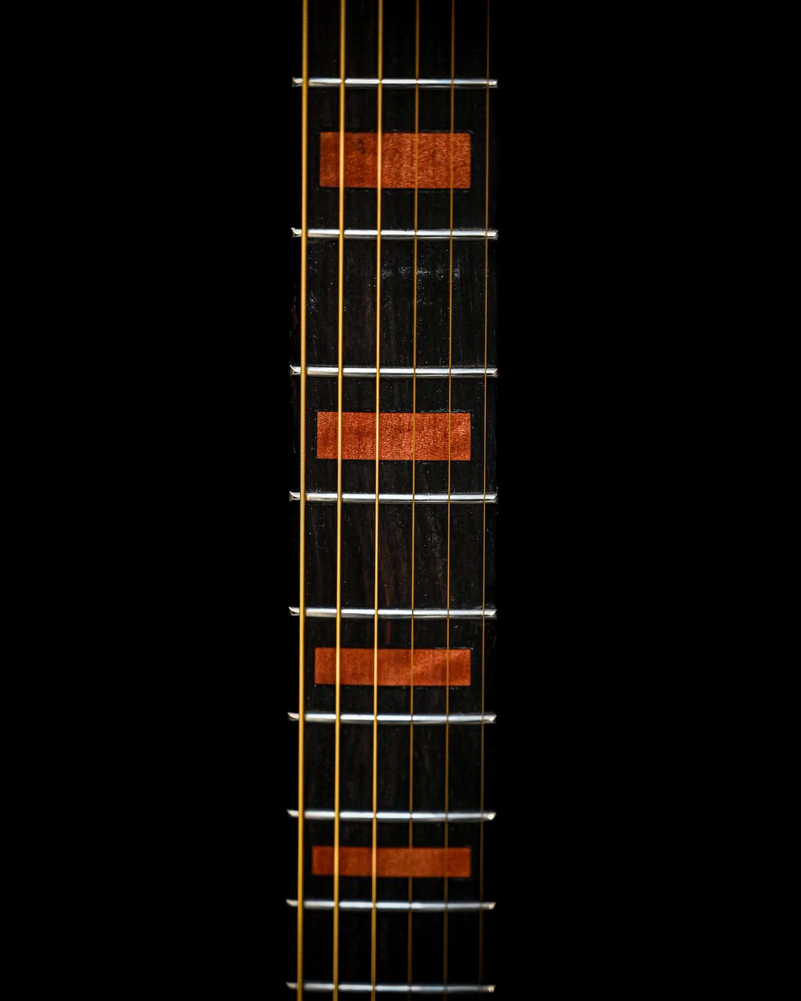 M7 - Makore 吉他的背面特写,突出了木纹和结构元素。