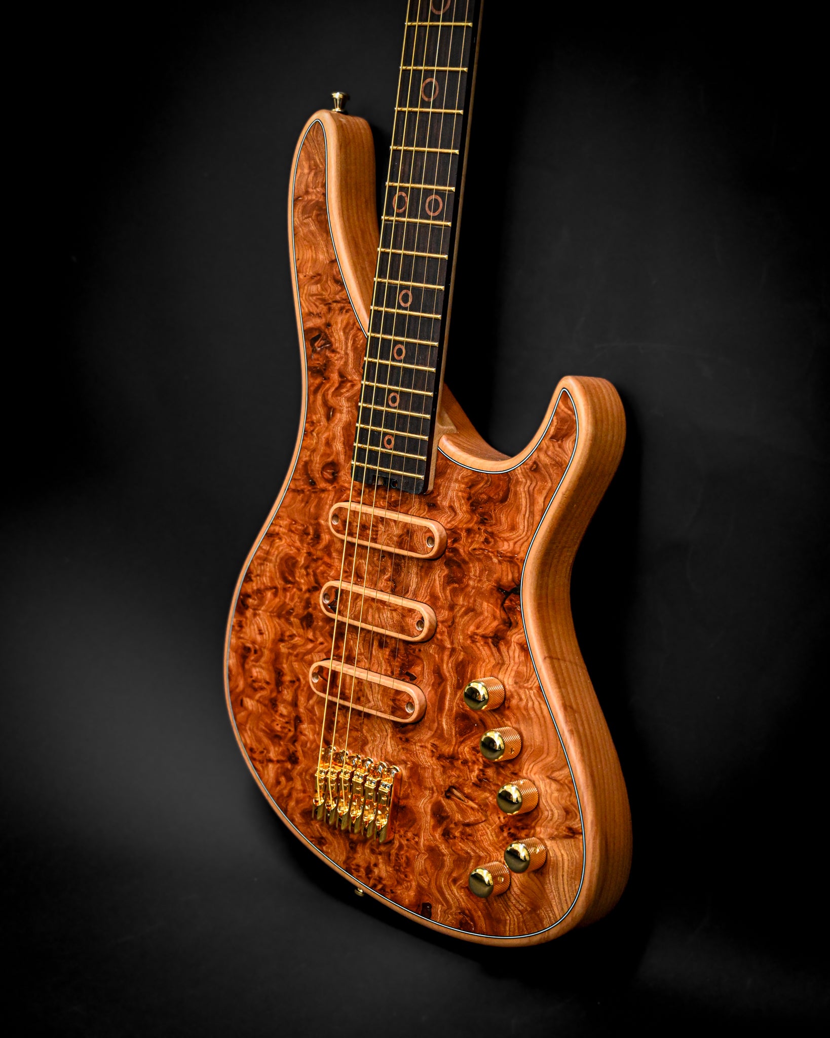 S5 Active - Elm Burl 吉他从正面展示了其优美的琴弦和独特的设计。