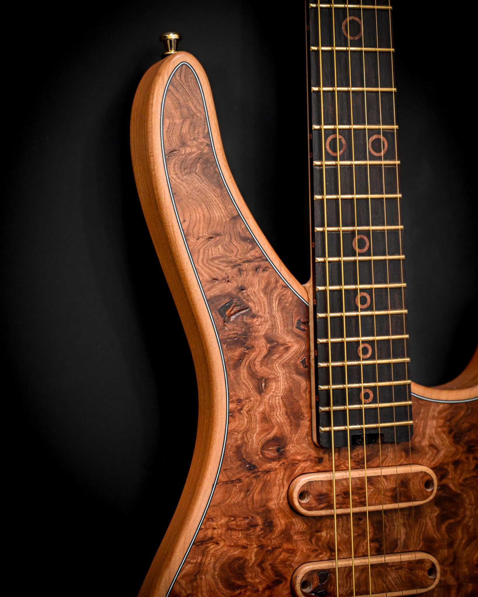 S5 Active - Elm Burl 吉他的琴头细节,强调了调音键和标识。