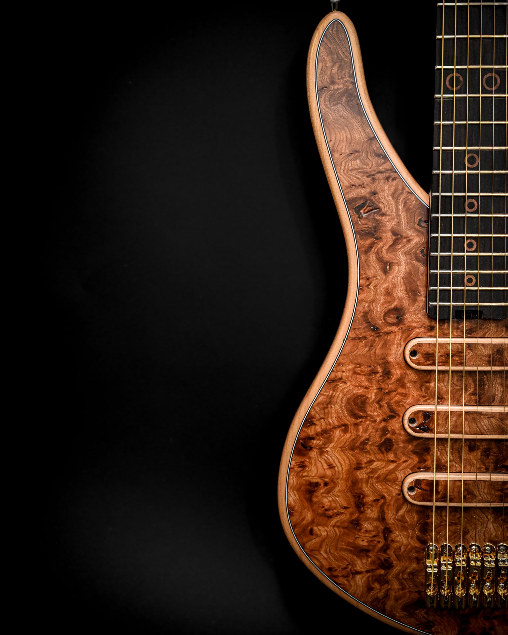 S5 Active - Elm Burl 吉他琴身特写,重点是纹理和表面处理。