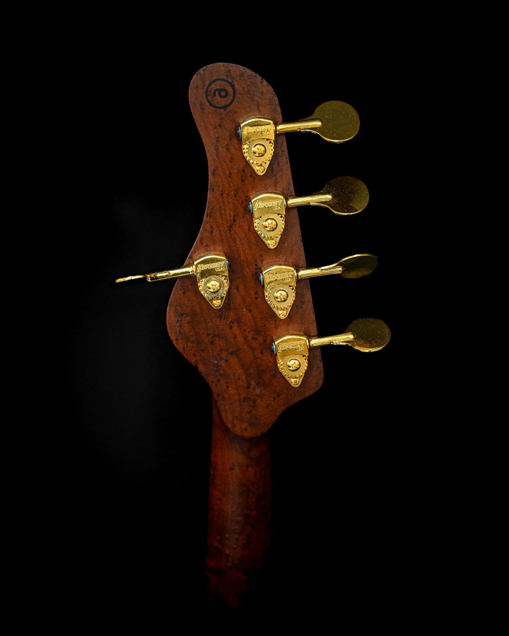 E1 Vosges 松木绿低音吉他的后侧视图,重点展示 Belforti Instruments 高雅的表面处理和精湛的工艺。