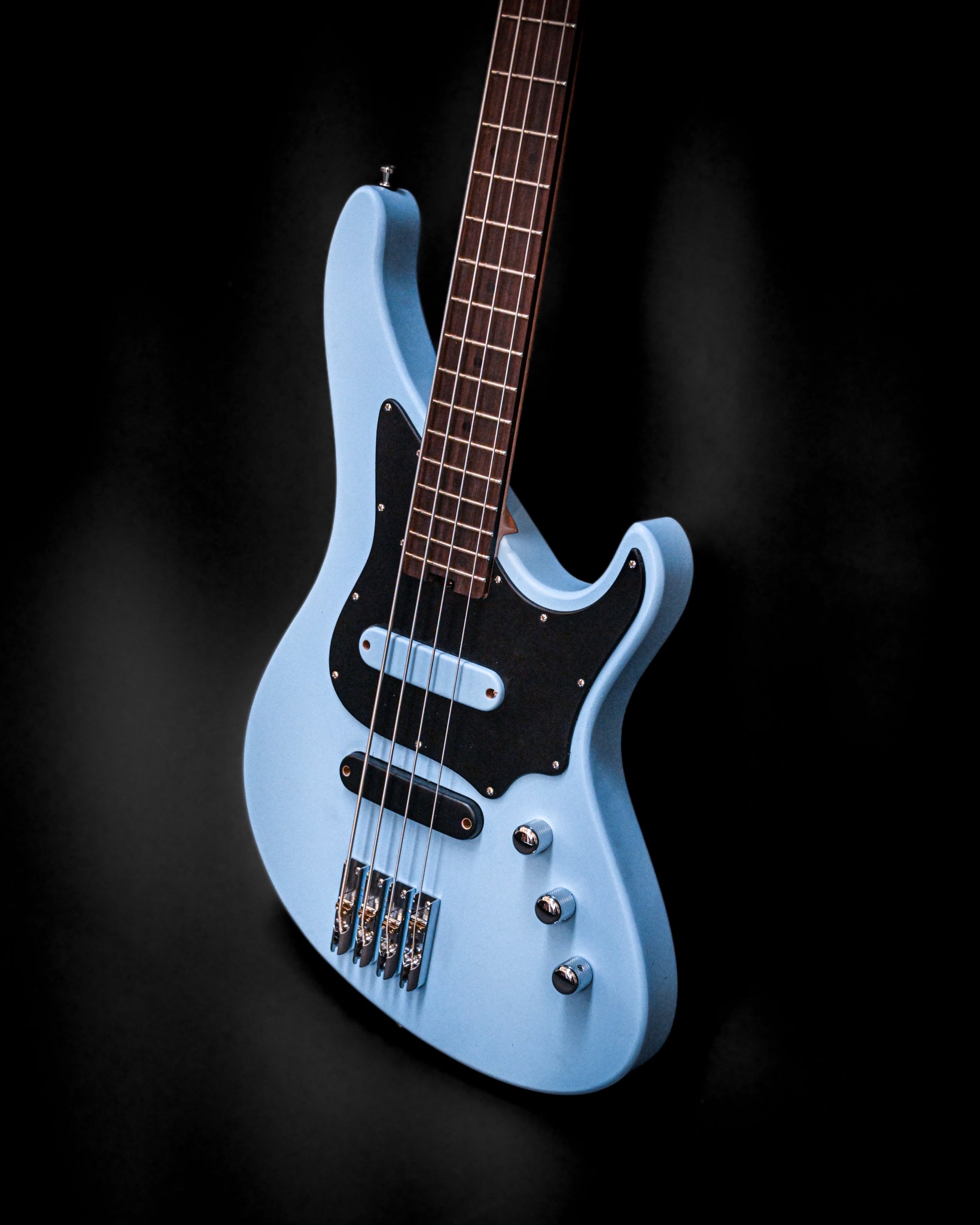 Belforti Instruments 的 E1 Siberian Frost 低音吉他斜视图,展示了优雅的颜色和硬件。