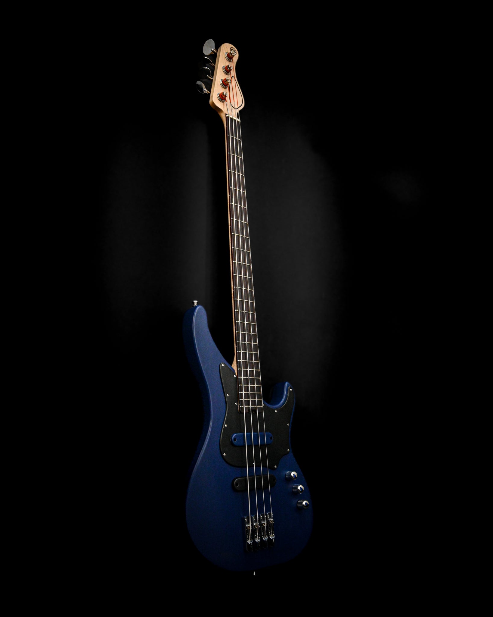 Belforti Instruments E3 意大利 Smalt 低音吉他的艺术照,突出了意大利 Smalt Blue 饰面。