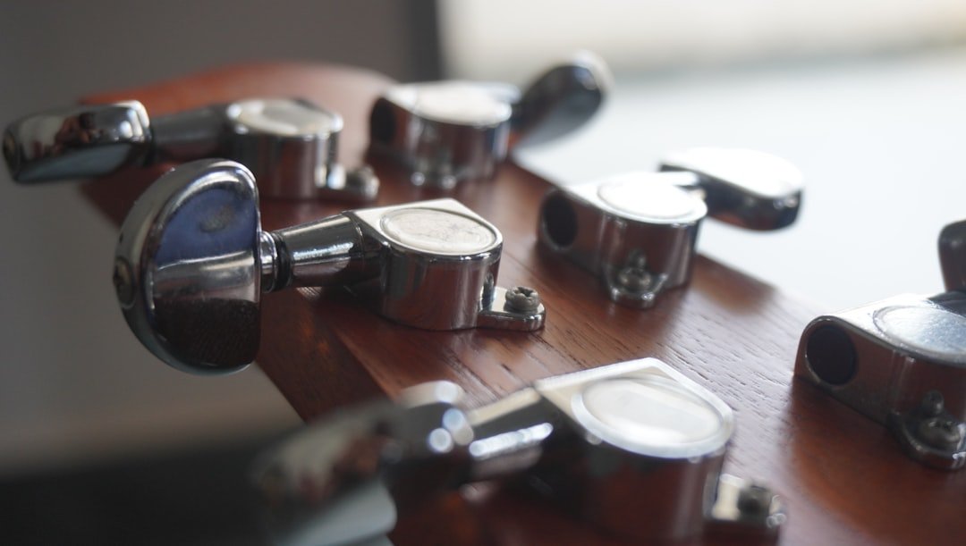 Vue rapprochée d'un accordeur de guitare acoustique