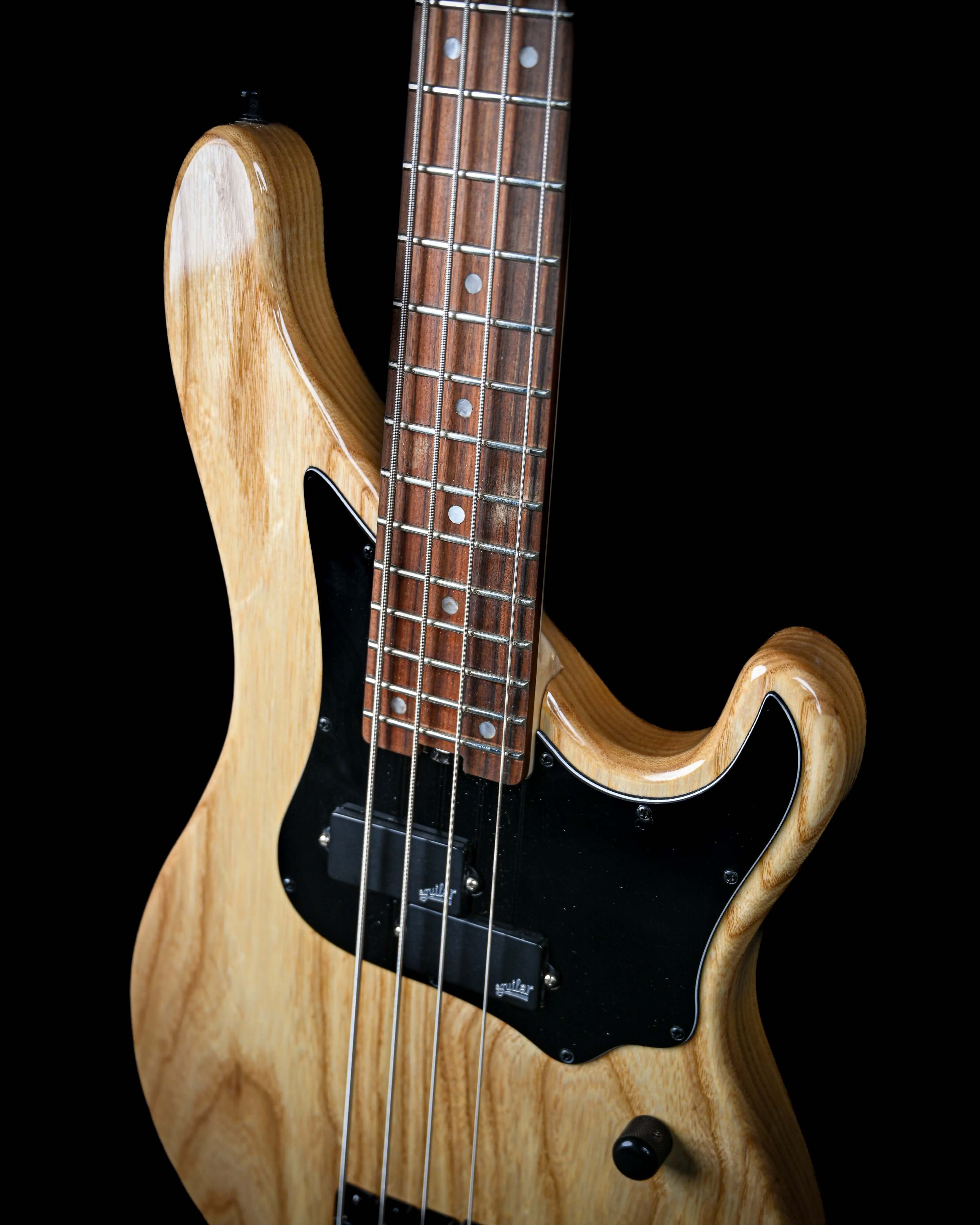 Vēa 4 - Essential bass guitar by Belforti, custom high-end boutique luxury instrument from E-Series with quality tonewoods.