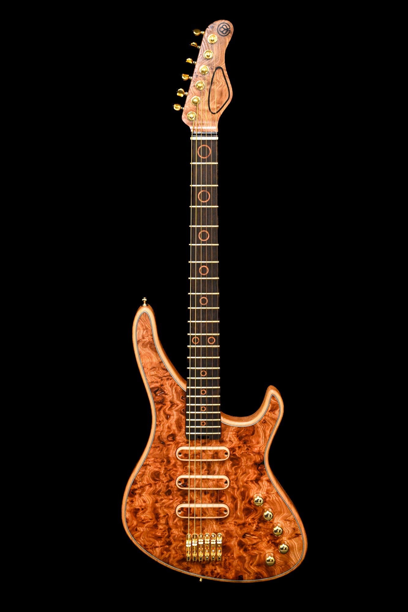 Vue verticale de l'avant de la Belforti S5 Elm, l'une des guitares de luxe les plus avancées et les plus recherchées de Belforti.