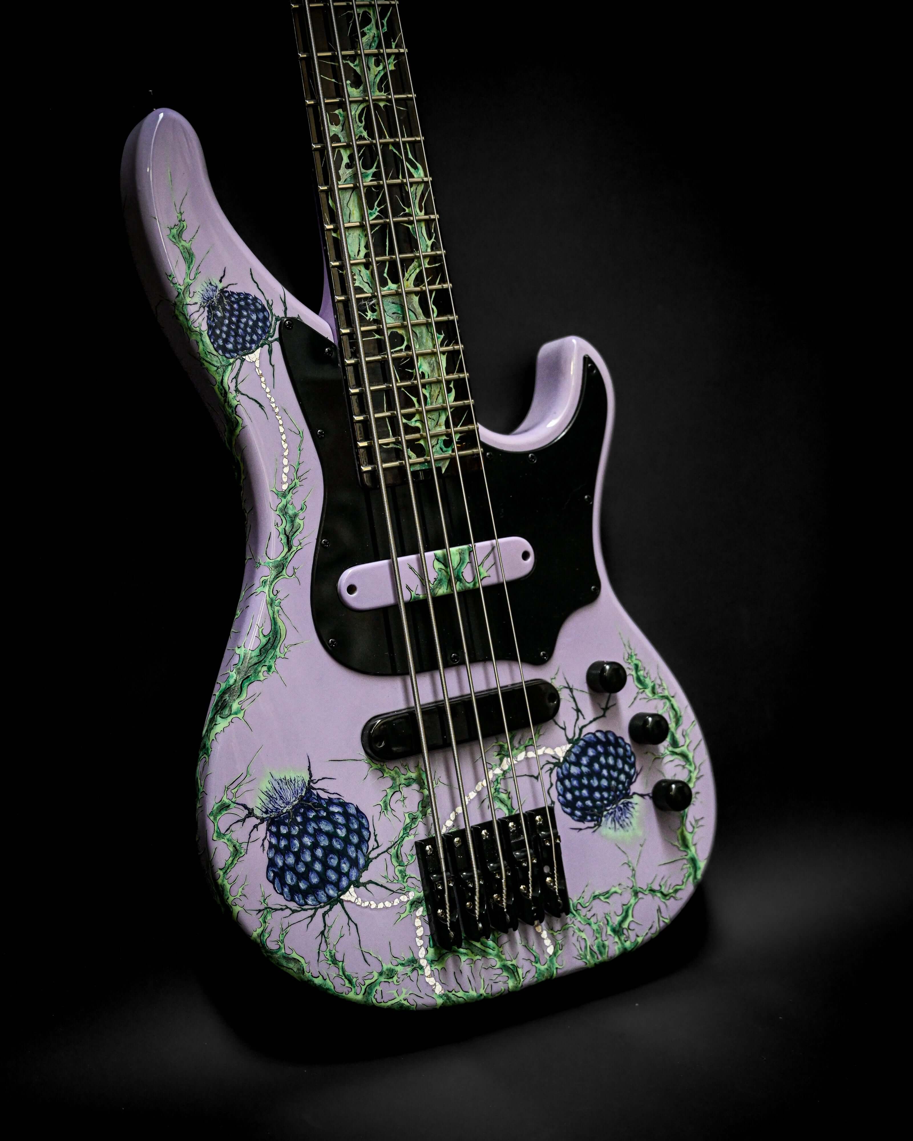 Vēa 5 - Essential custom bass guitar by Belforti, high-end boutique luxury instrument with unique design.