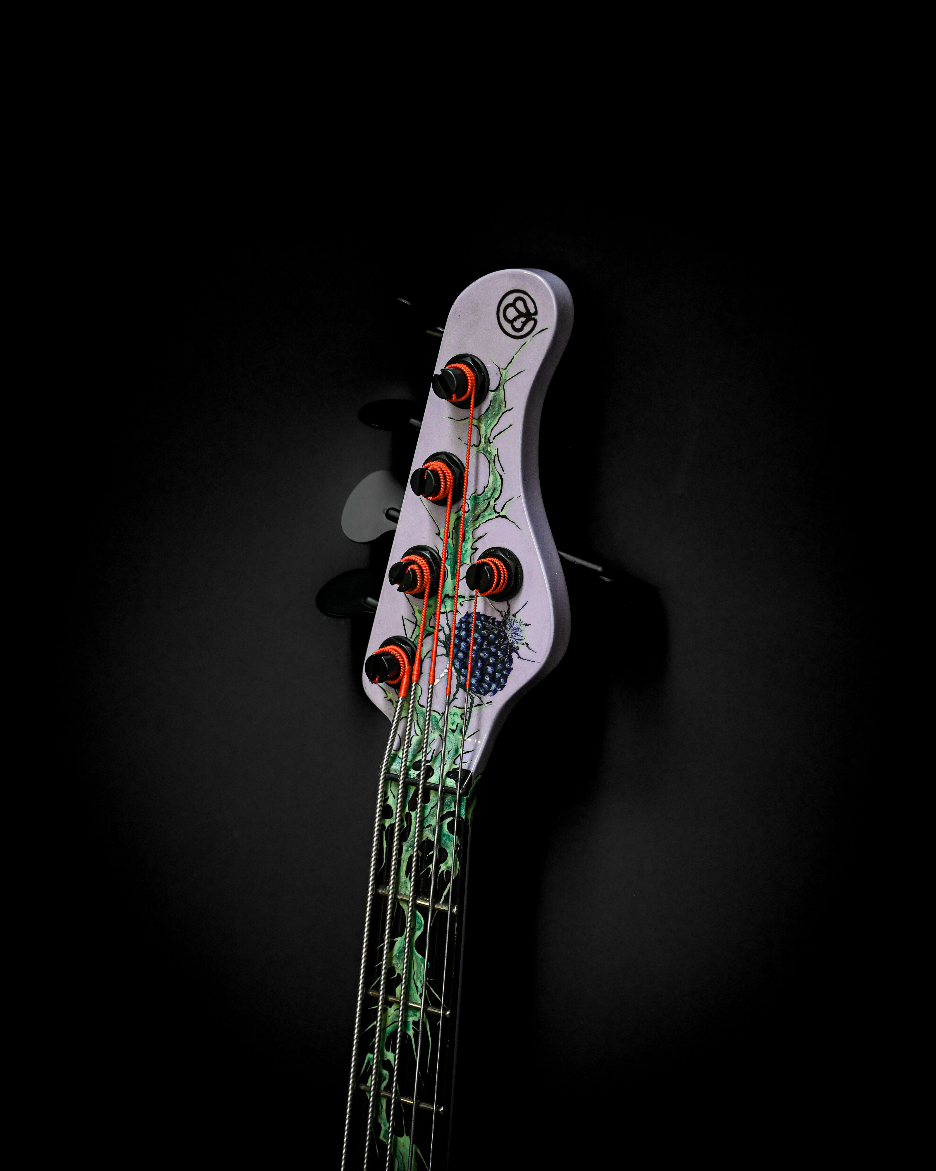 Vēa 5 - Essential bass guitar headstock by Belforti, featuring custom boutique design with high-end luxury aesthetics.