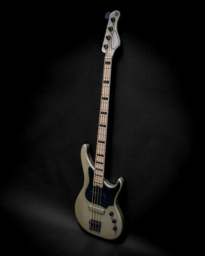 Vēa 4 - Essential bass guitar from Belforti's E-Series, showcasing simple design and professional tone.