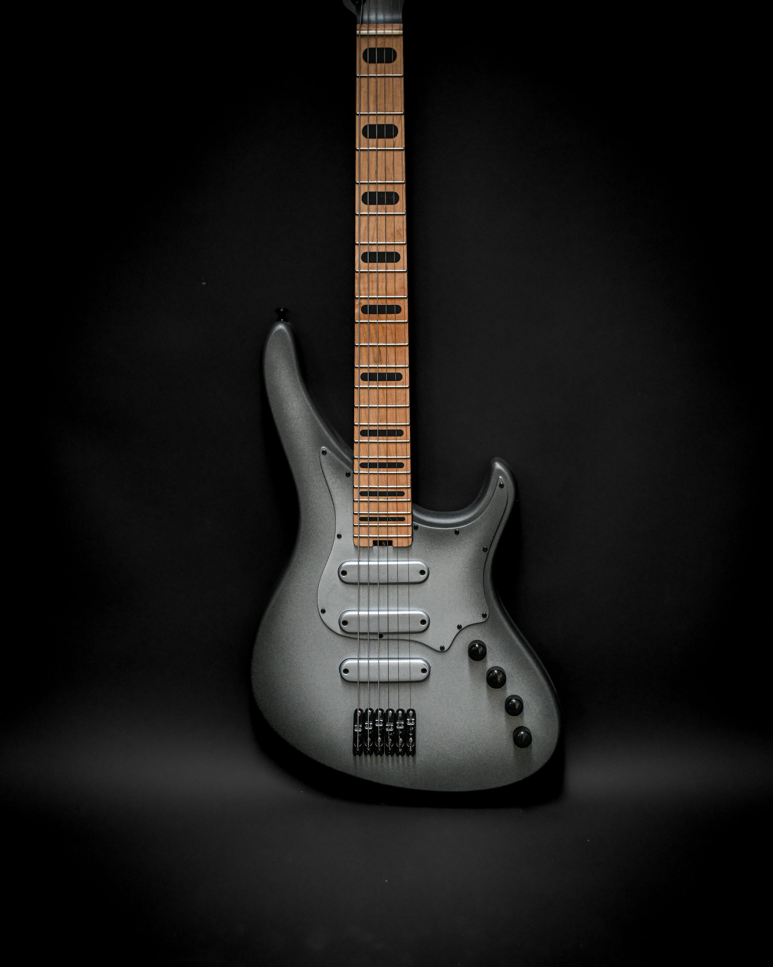 Sarā 6 - Essential custom electric guitar from Belforti, showcasing the simplicity and functionality of the Essential Series design.