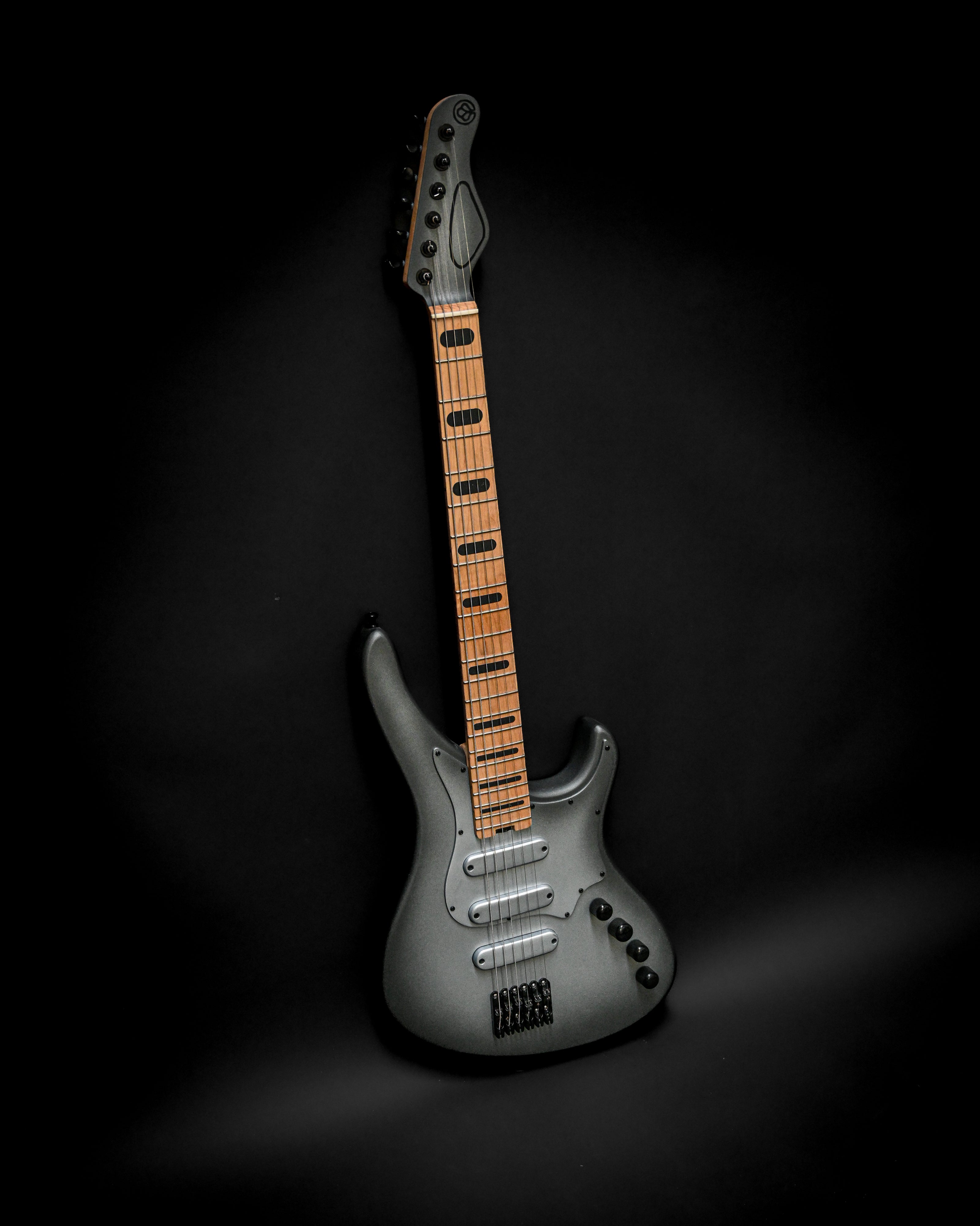 Sarā 6 - Essential custom electric guitar by Belforti, featuring sleek design and high-quality tonewoods for professional playability.