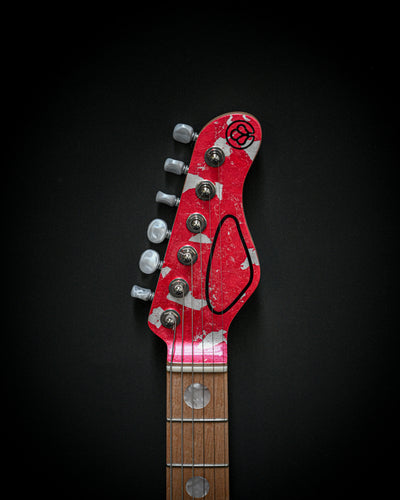 Custom electric guitar headstock of Yatē 6 - Essential - Kurenai with distinctive red design against a black background.