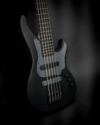 Vēa 5 - Essential bass guitar by Belforti with sleek design, showcasing simplicity and functionality.