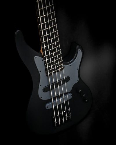 Belforti Vēa 5 - Essential bass guitar showcasing sleek design and quality craftsmanship.
