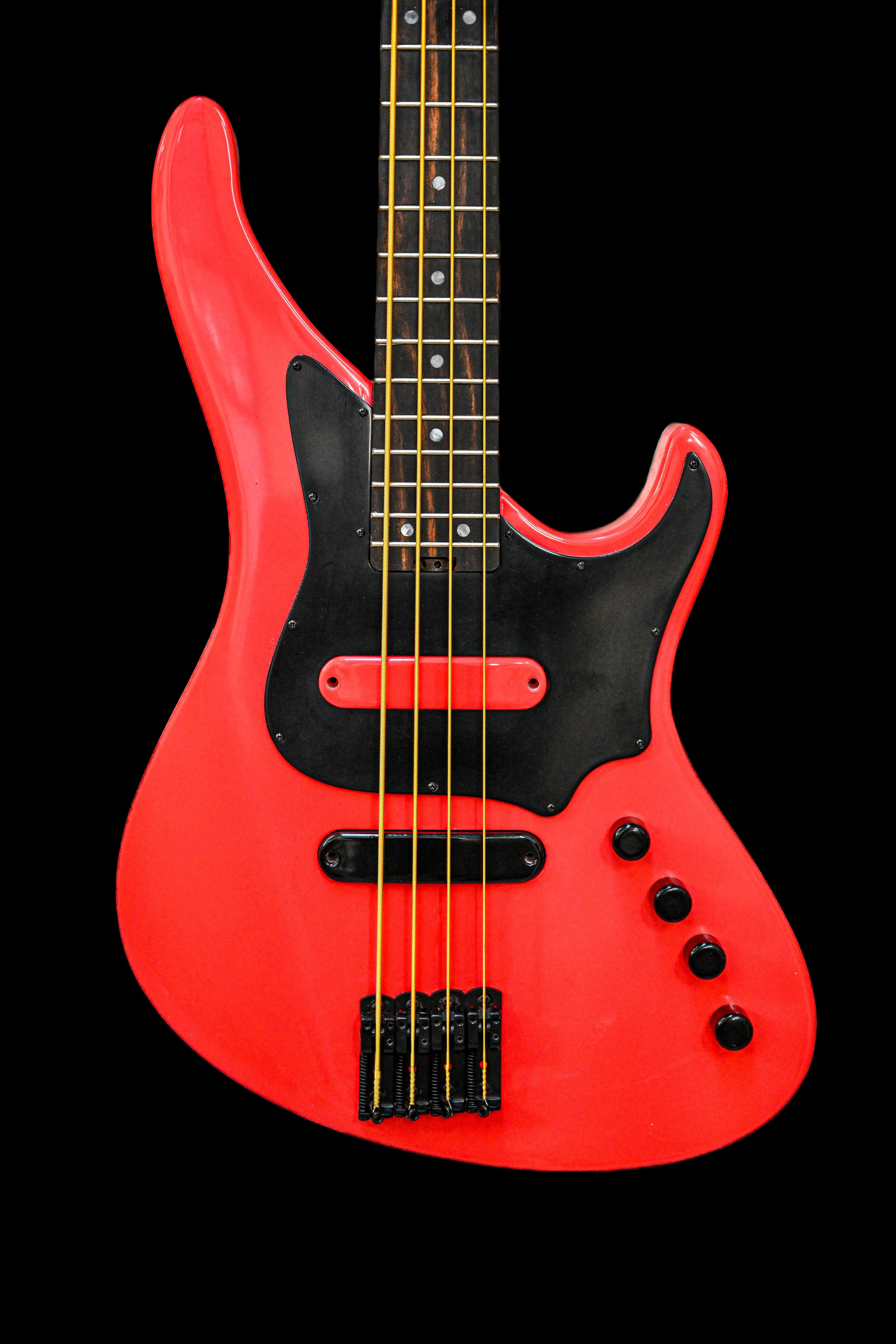 鮮やかな赤のペイントが施されたBelforti E1 Normandy Apple Red Bassのボディビュー。