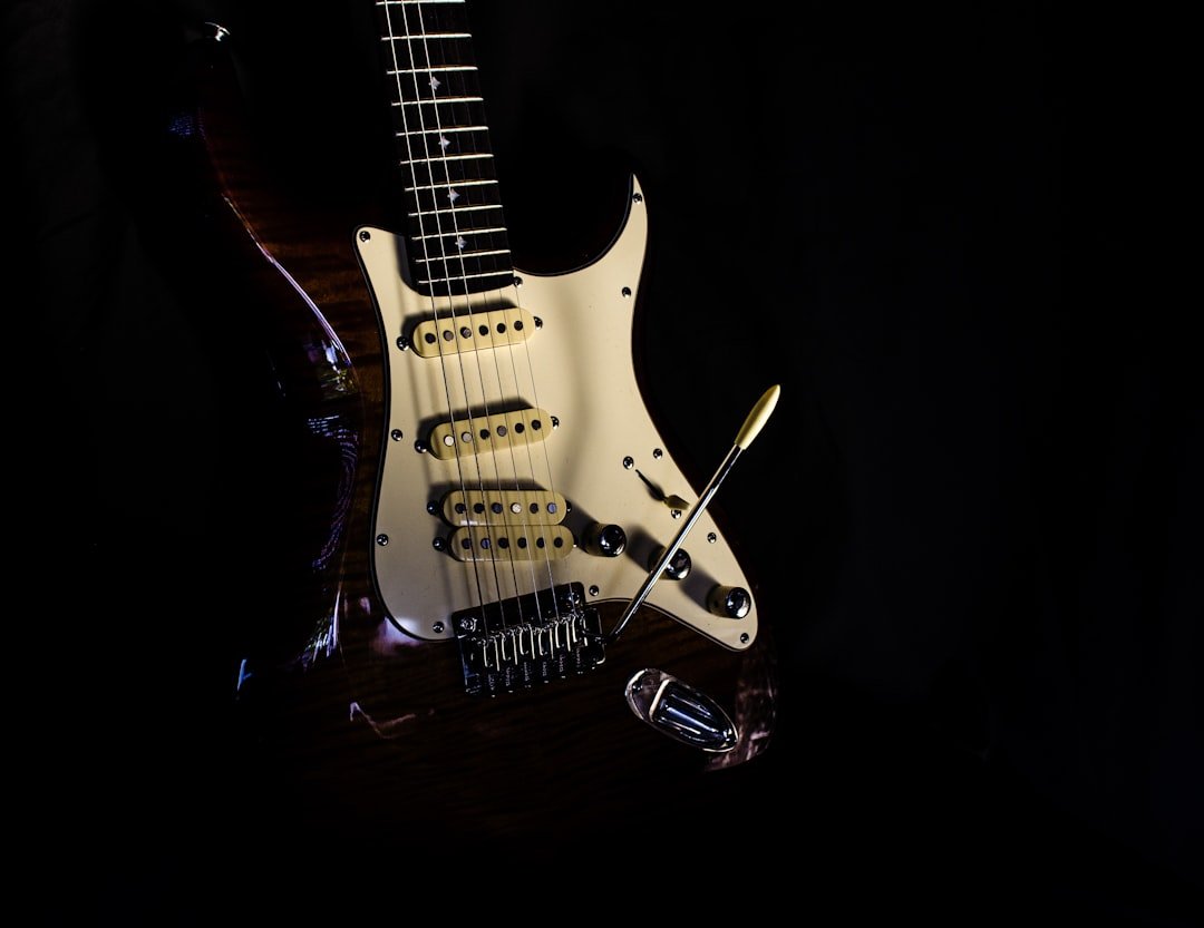 Un corps semblable à celui d'une Stratocaster avec un éclairage subtil