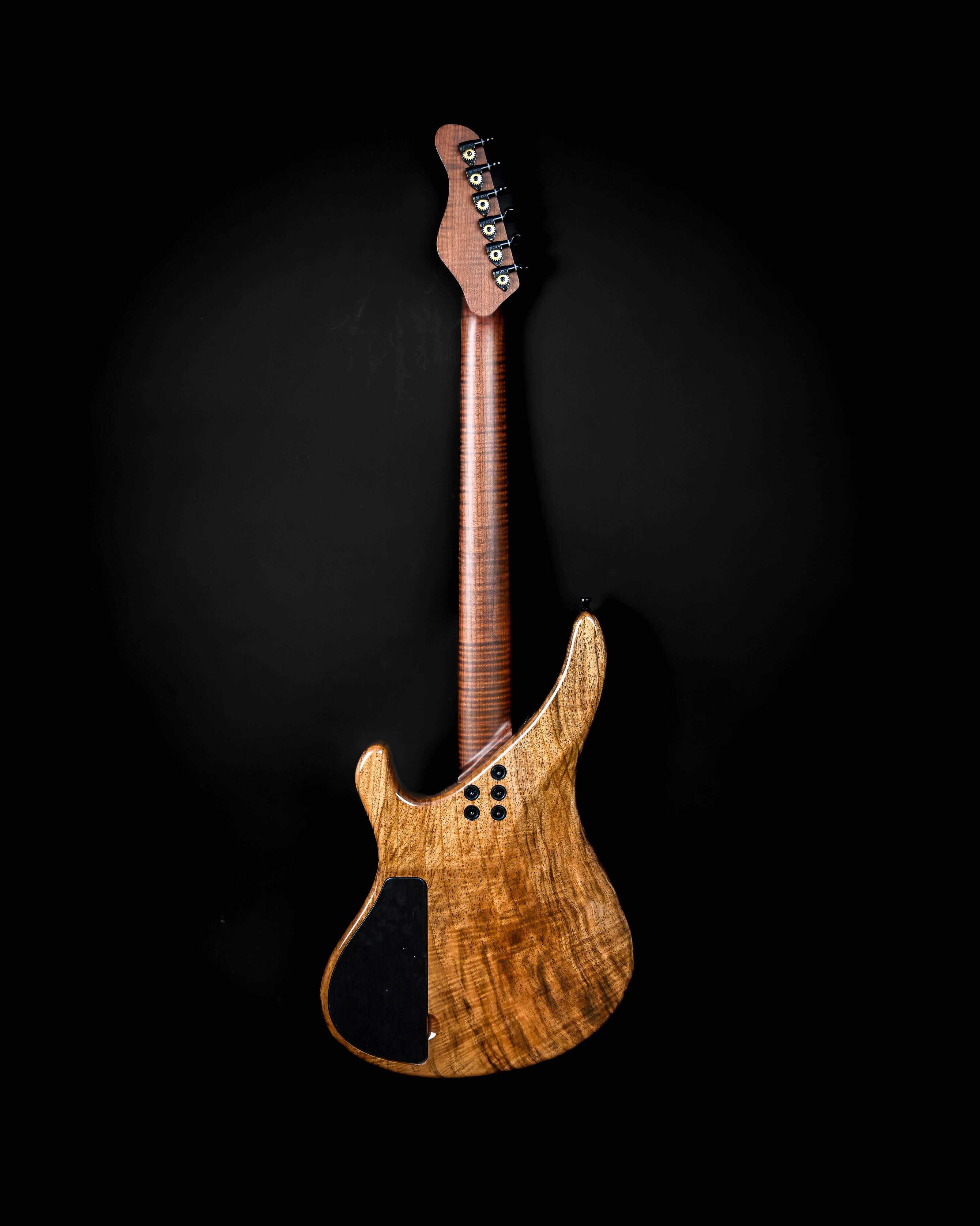 Sarā 6——Belforti 推出的标志性高端定制电吉他，展现了精湛的琴体工艺和顶级木质涂装。