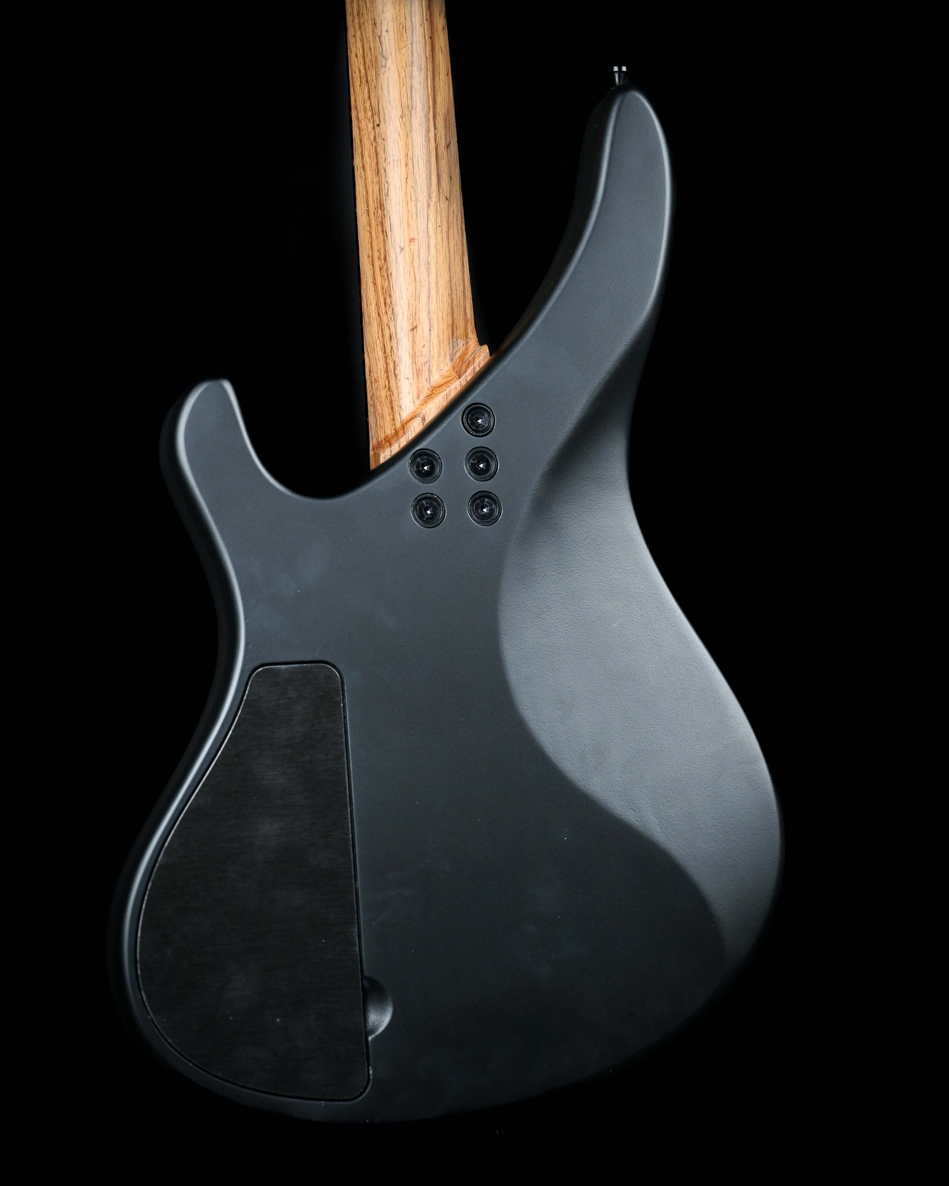 Vista trasera de la Sarā 6 - Essential, una guitarra personalizada de Belforti, que destaca por su diseño de guitarra eléctrica de alta gama con acabados de primera calidad.