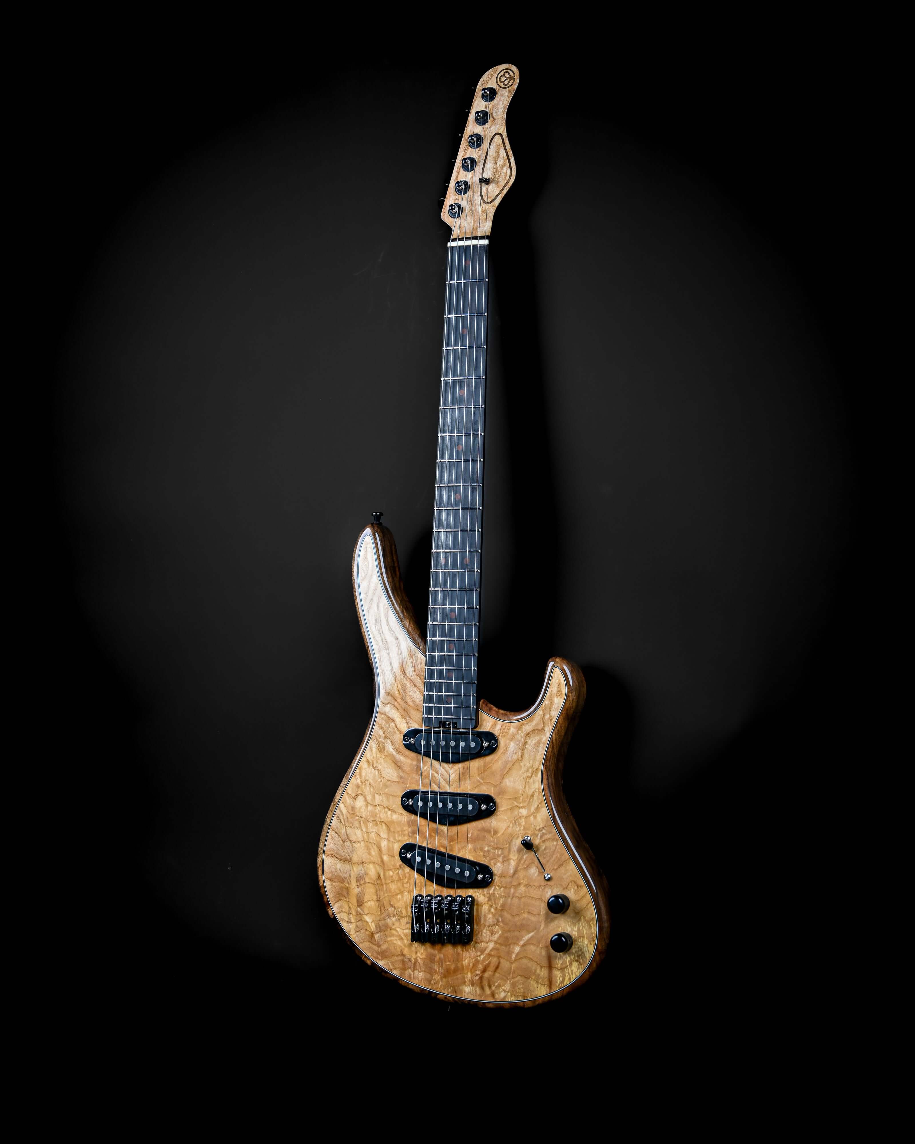 Sarā 6——Belforti Instruments 推出的标志性精品电吉他，这款高端定制吉他融合了精湛工艺与深邃音色。