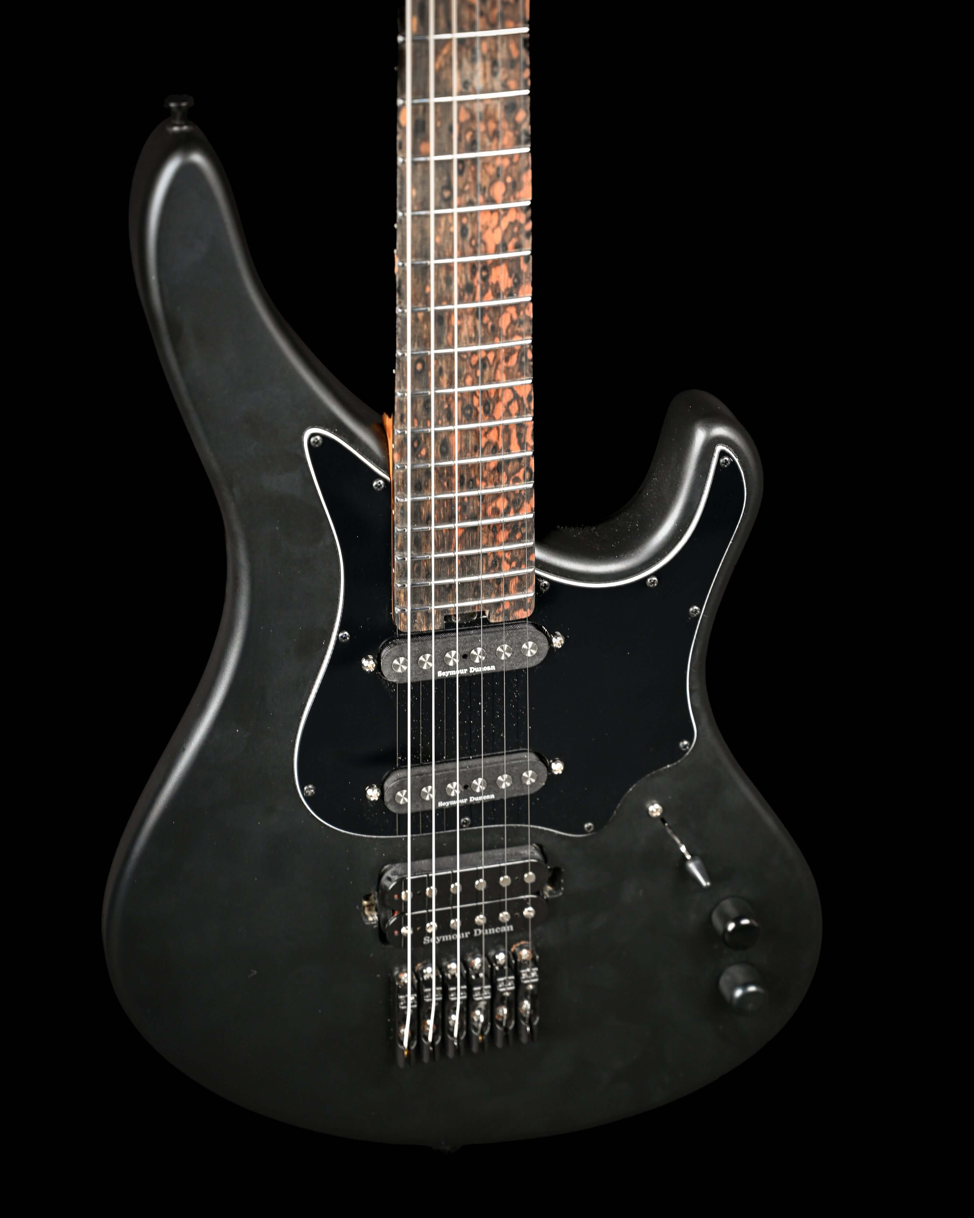 Sarā 6: guitarra eléctrica de boutique de Belforti, una guitarra personalizada de alta gama que destaca por su diseño elegante y su magistral fabricación artesanal.