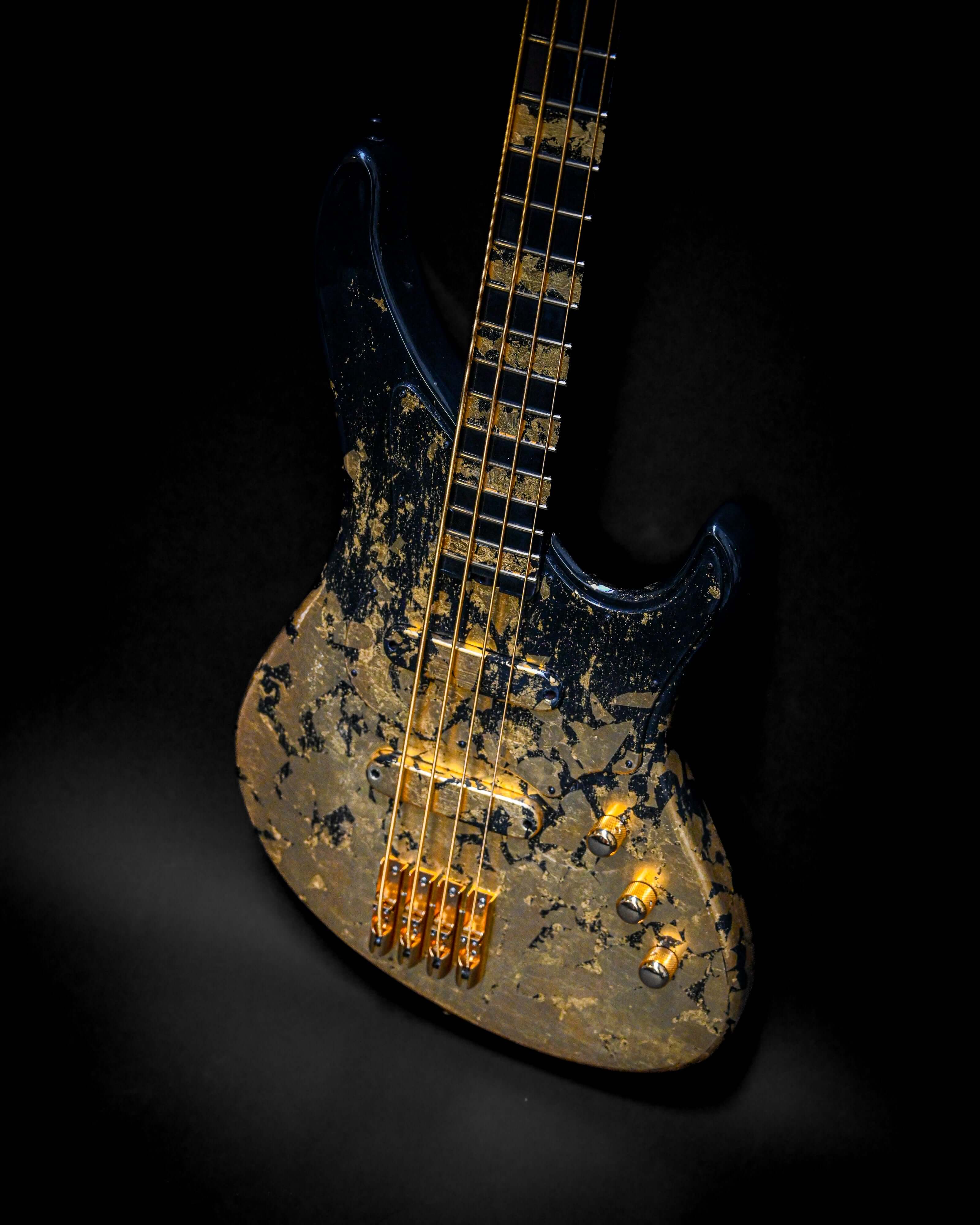 Marē 4 - Essential bass guitar by Belforti, boutique high-end luxury instrument, custom design with unique tonewoods