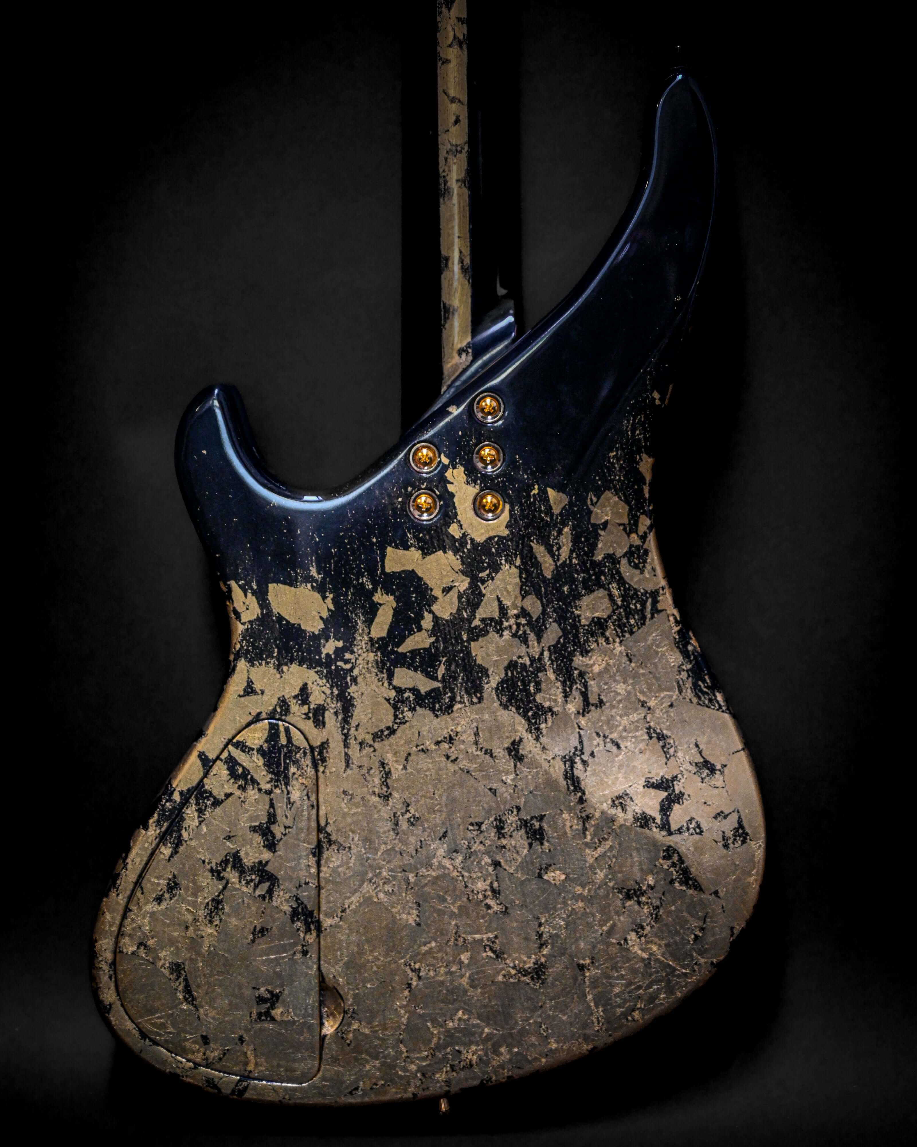 Marē 4 - Essential bass guitar by Belforti, showcasing custom high-end boutique design with luxury finish.