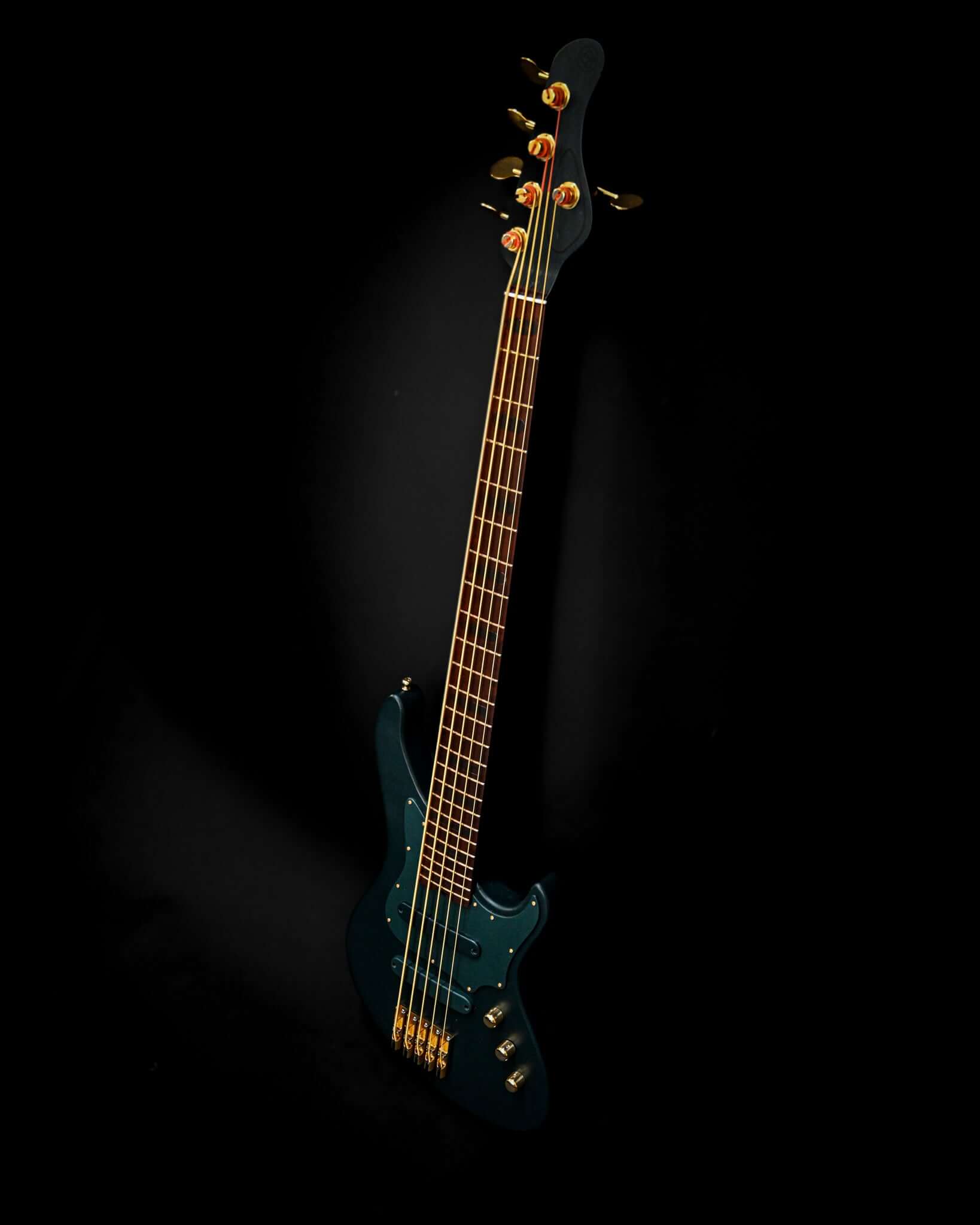 Belforti Marē 5 - Essential bass guitar, professional-grade tone with selected tonewoods and reliable hardware.