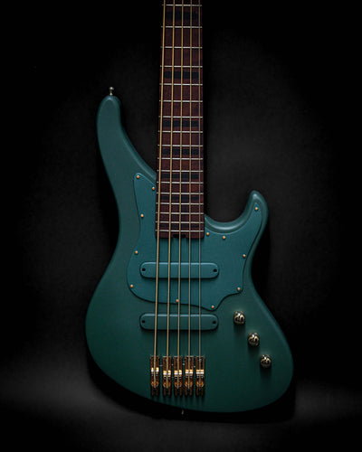 Marē 5 - Essential bass guitar by Belforti, showcasing simplicity and professional-grade tone.