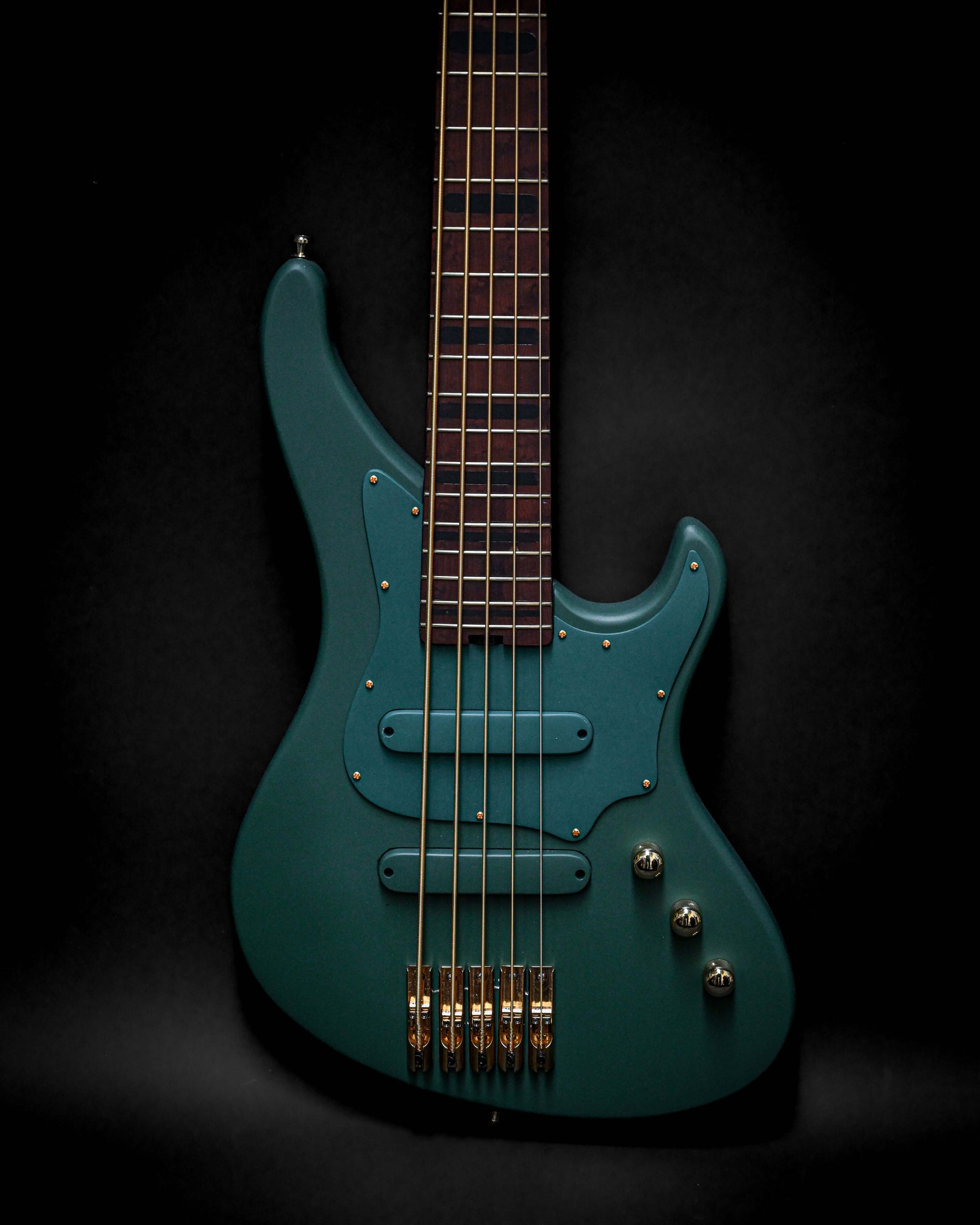 Marē 5 - Essential bass guitar by Belforti, showcasing simplicity and professional-grade tone.