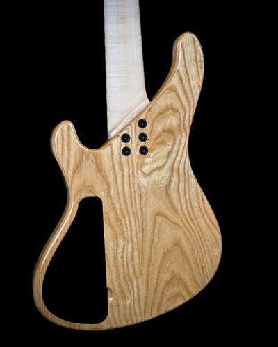 Marē 5 - Masterbuilt 贝斯吉他背面视图，采用 Belforti 精选优质音木，融合定制精品级高端工艺。