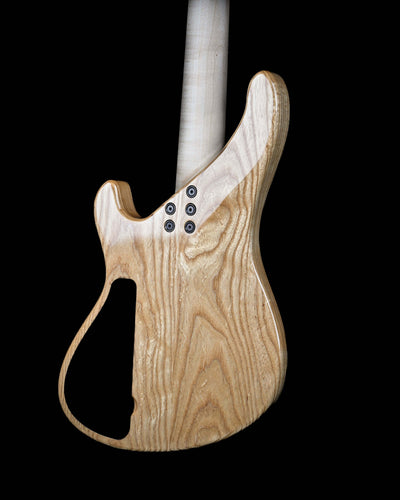 Marē 5 - Masterbuilt 精品贝斯，采用 Belforti 精选音色木材，定制高端工艺。