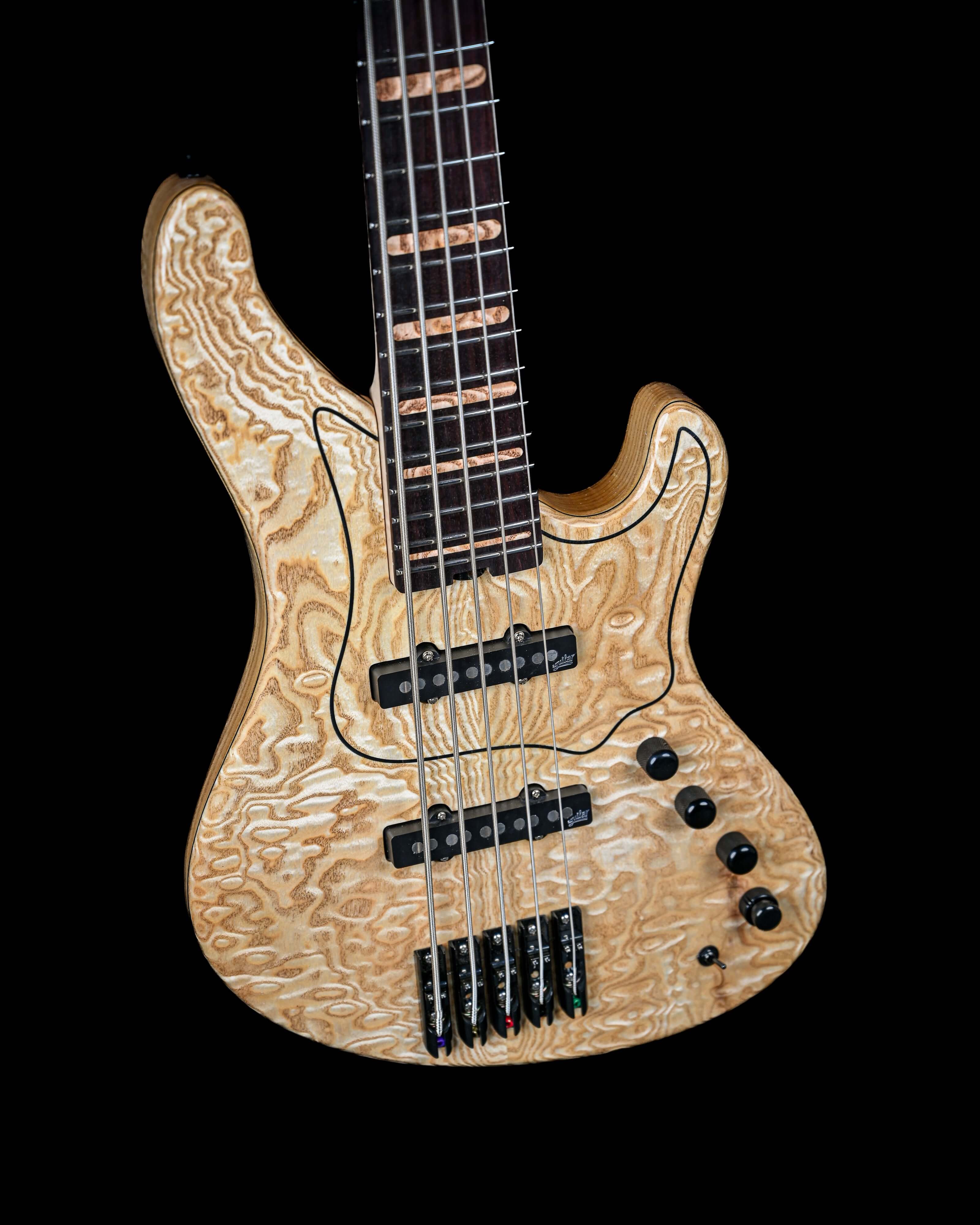 Marē 5——Belforti出品的Masterbuilt贝斯，采用定制精品设计，搭配高端音色木材和硬件。