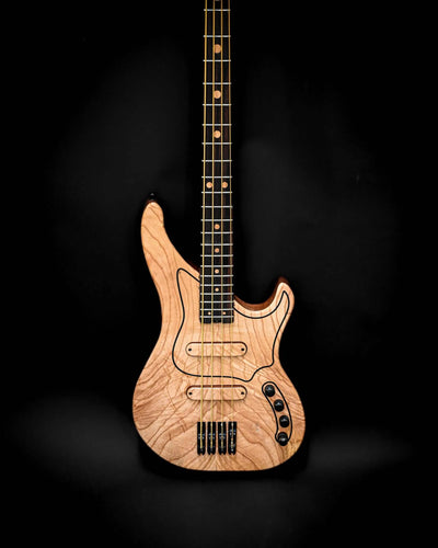 Marē 4 - Basse Masterbuilt de Belforti avec des bois de lutherie de première qualité et un accastillage sur mesure, représentant la série Masterbuilt.