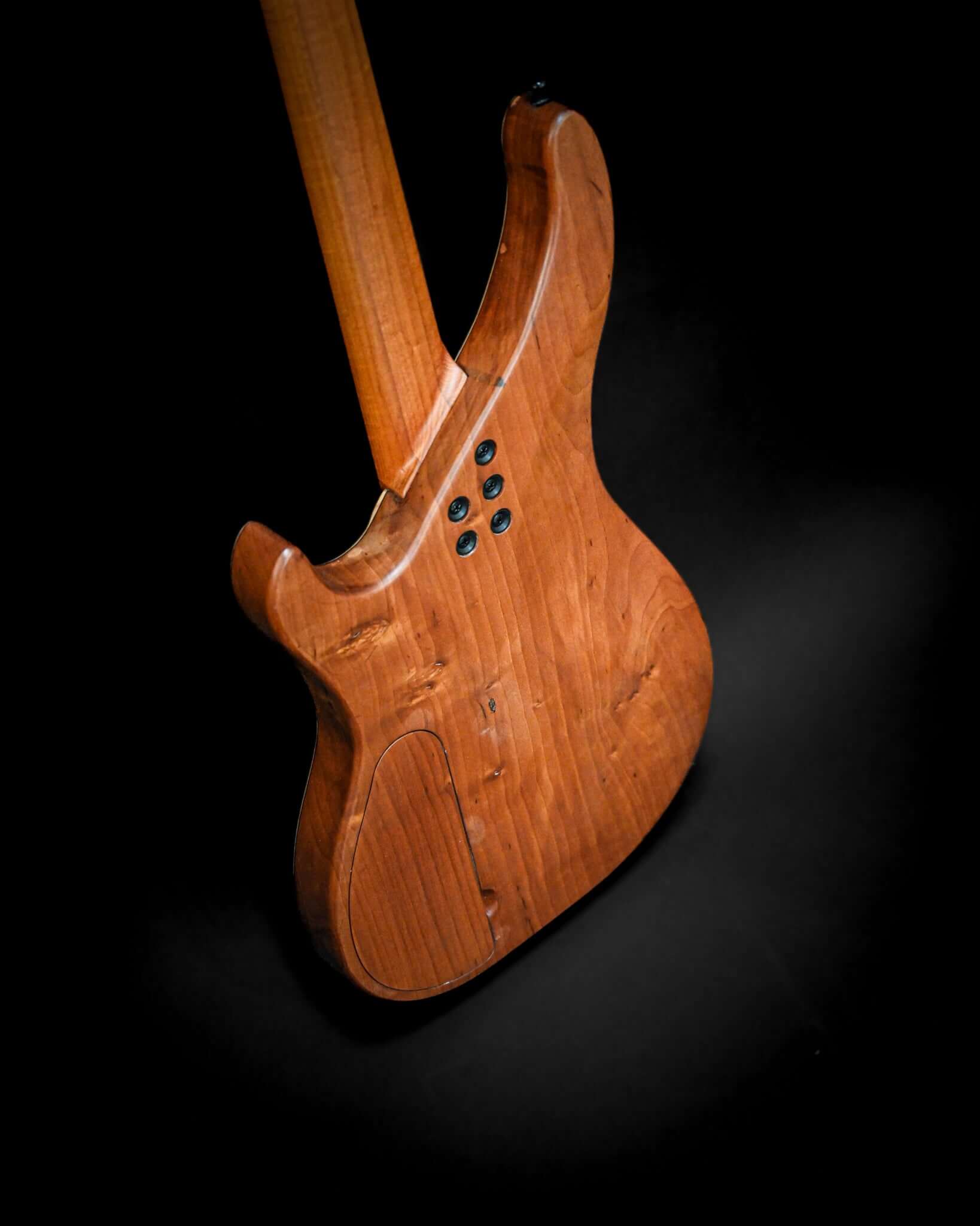 Vue arrière de la basse Masterbuilt Marē 4 de Belforti, mettant en valeur des bois de lutherie de première qualité et un savoir-faire sur mesure.