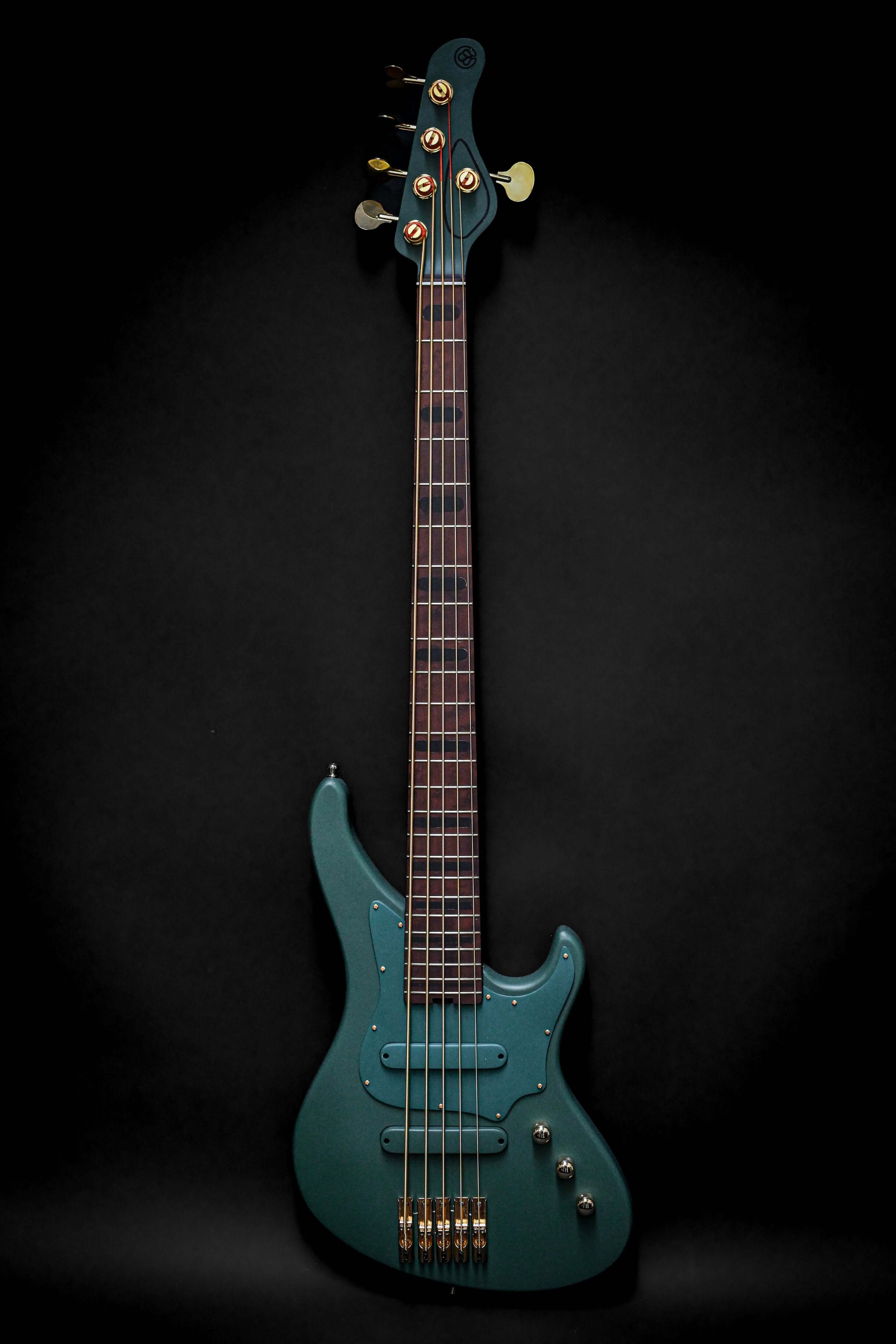 Belforti Marē 5 - Essential bass guitar with selected tonewoods and reliable hardware, designed for professional-grade tone and playability.