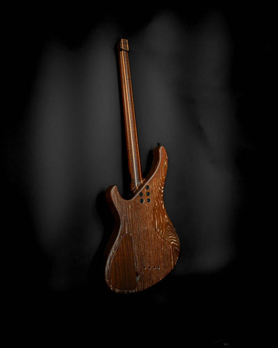 Vue arrière de la basse Custom de la série Masterbuilt, fabriquée à la main à Paris par Belforti avec des bois de lutherie premium. Idéale pour les musiciens exigeants.