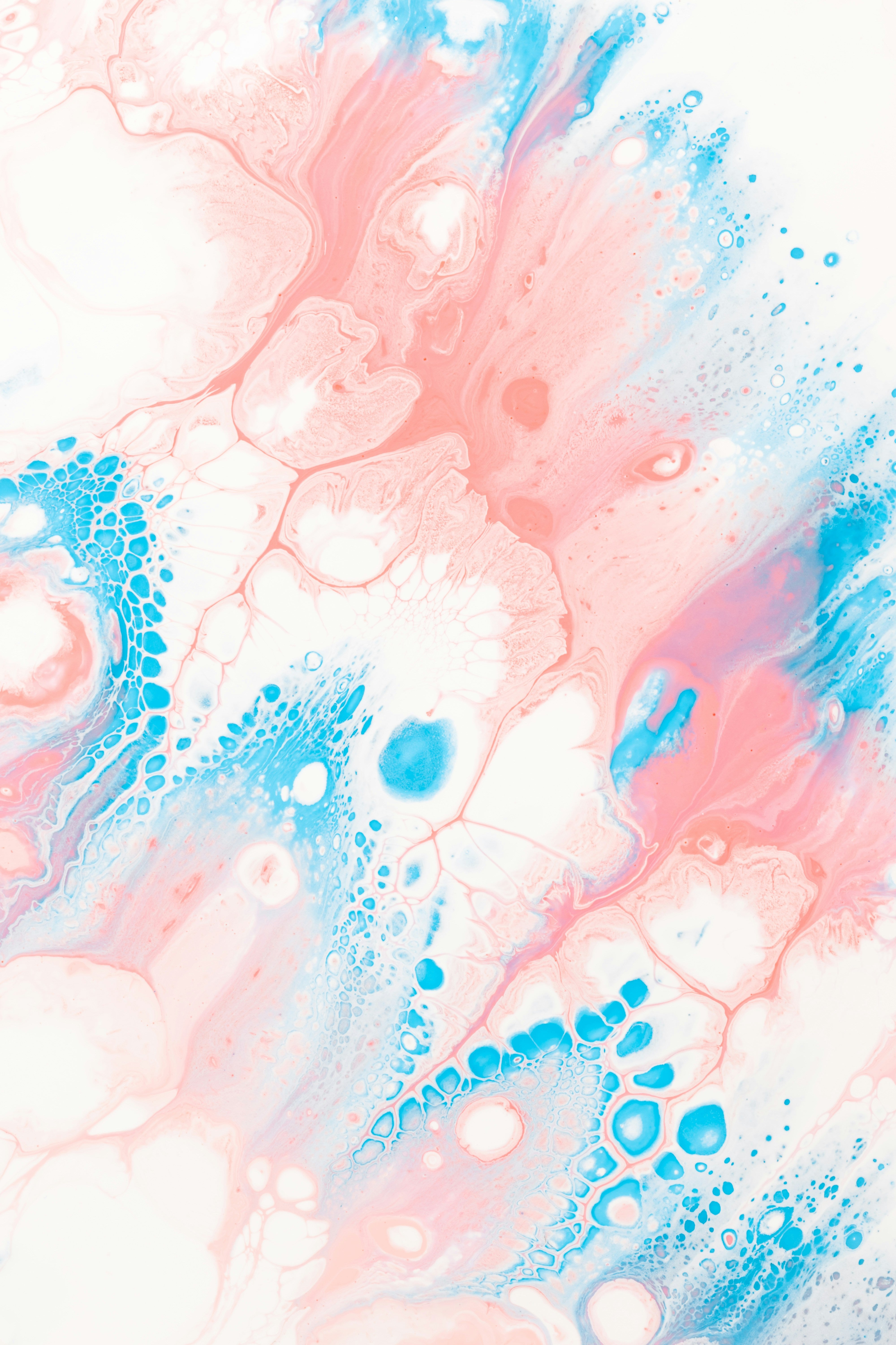 Image colorée de peintures se fondant l'une dans l'autre avec des teintes bleues, blanches et roses.