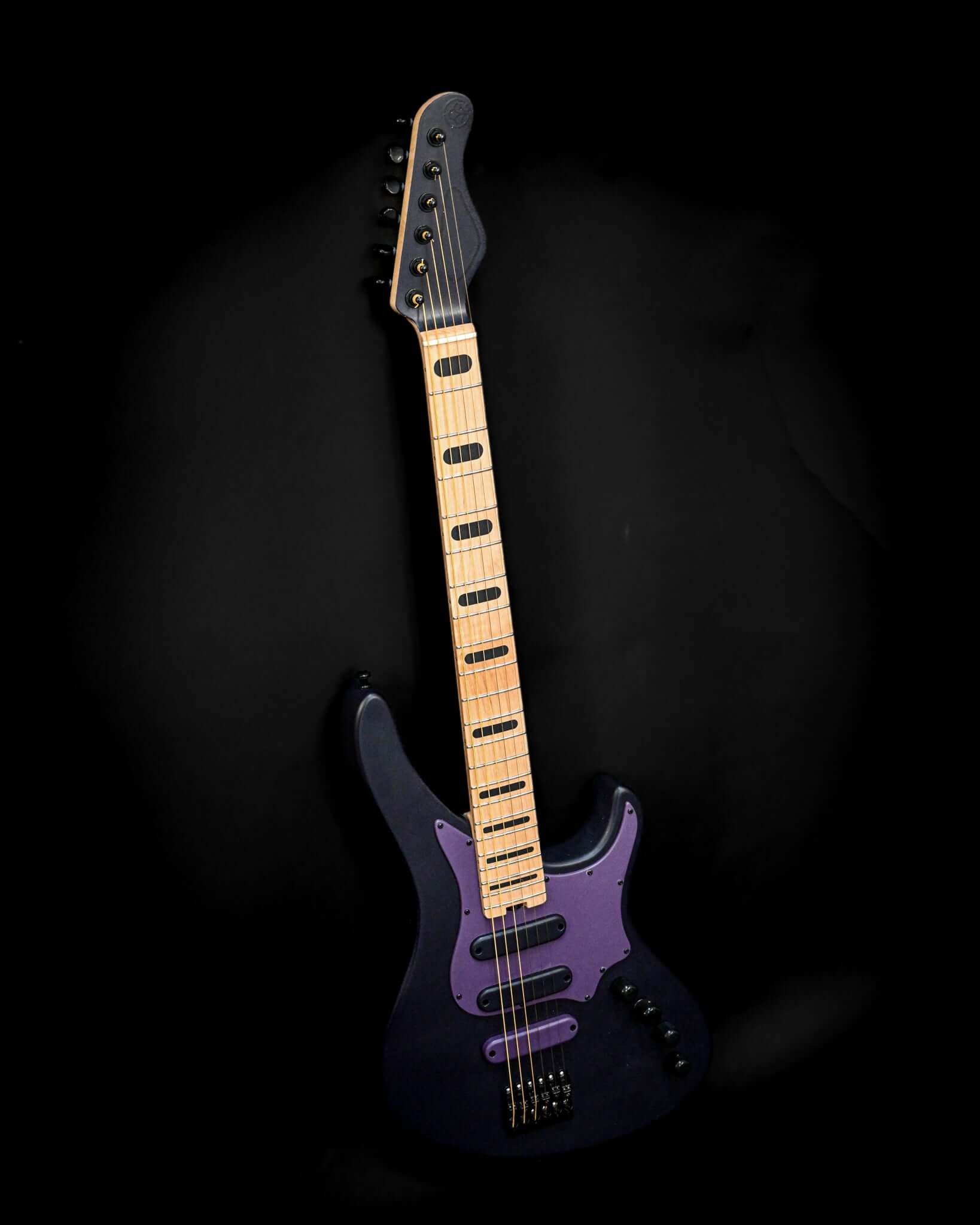 Belforti Sarā 6 - Essential bass guitar from the Essential Series, featuring a sleek design and professional-grade tone.