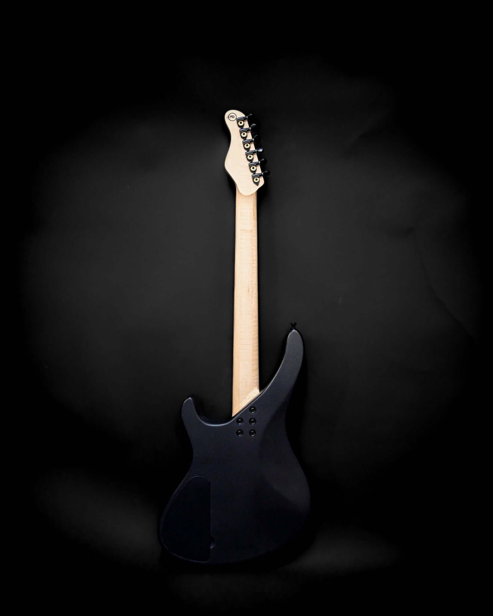 Belforti Sarā 6 - Essential bass guitar showcasing sleek design and essential features for professional tone and playability.