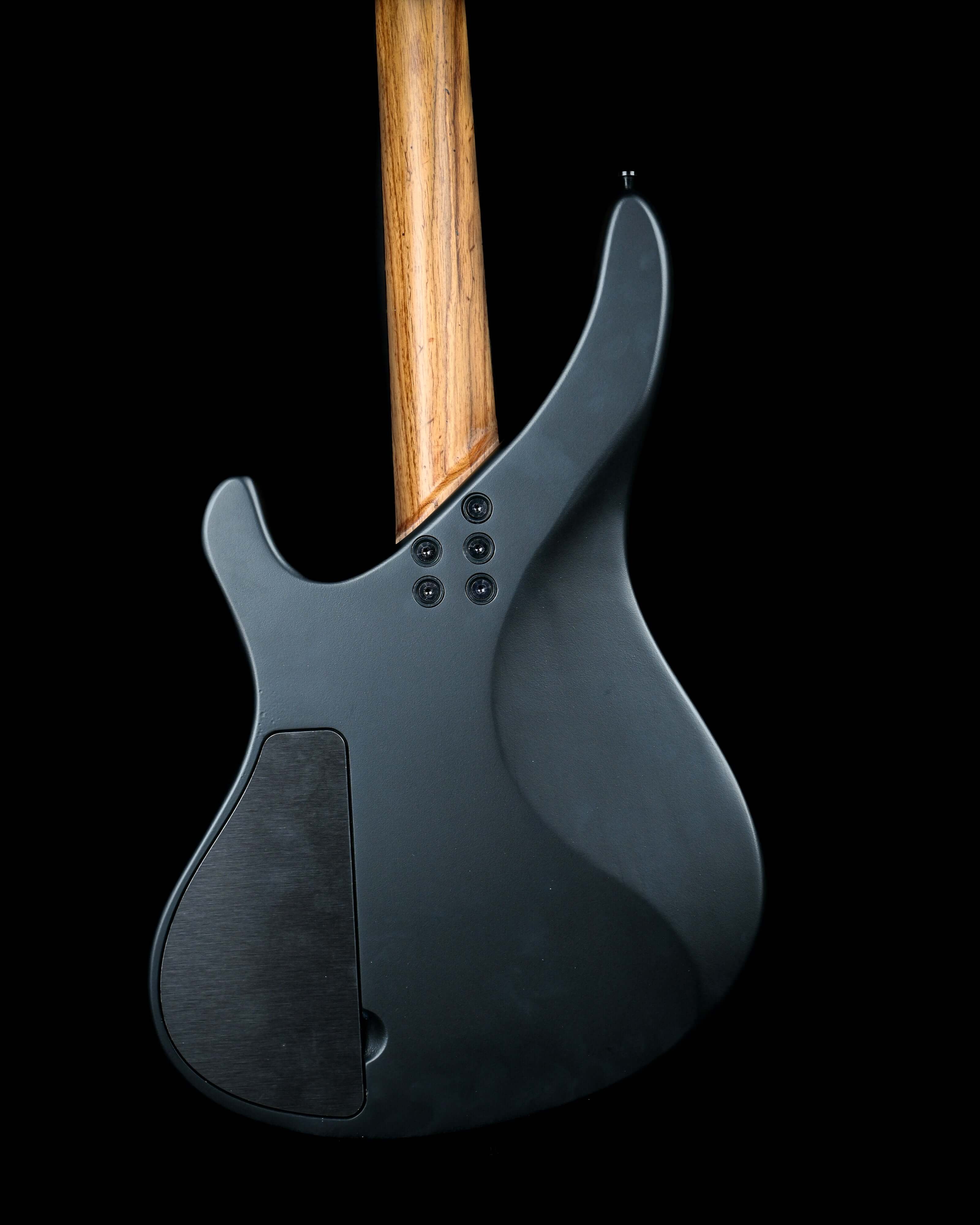 Sarā 6: un bajo esencial de Belforti, una guitarra eléctrica boutique de alta gama fabricada a medida con maderas de primera calidad y un diseño elegante.