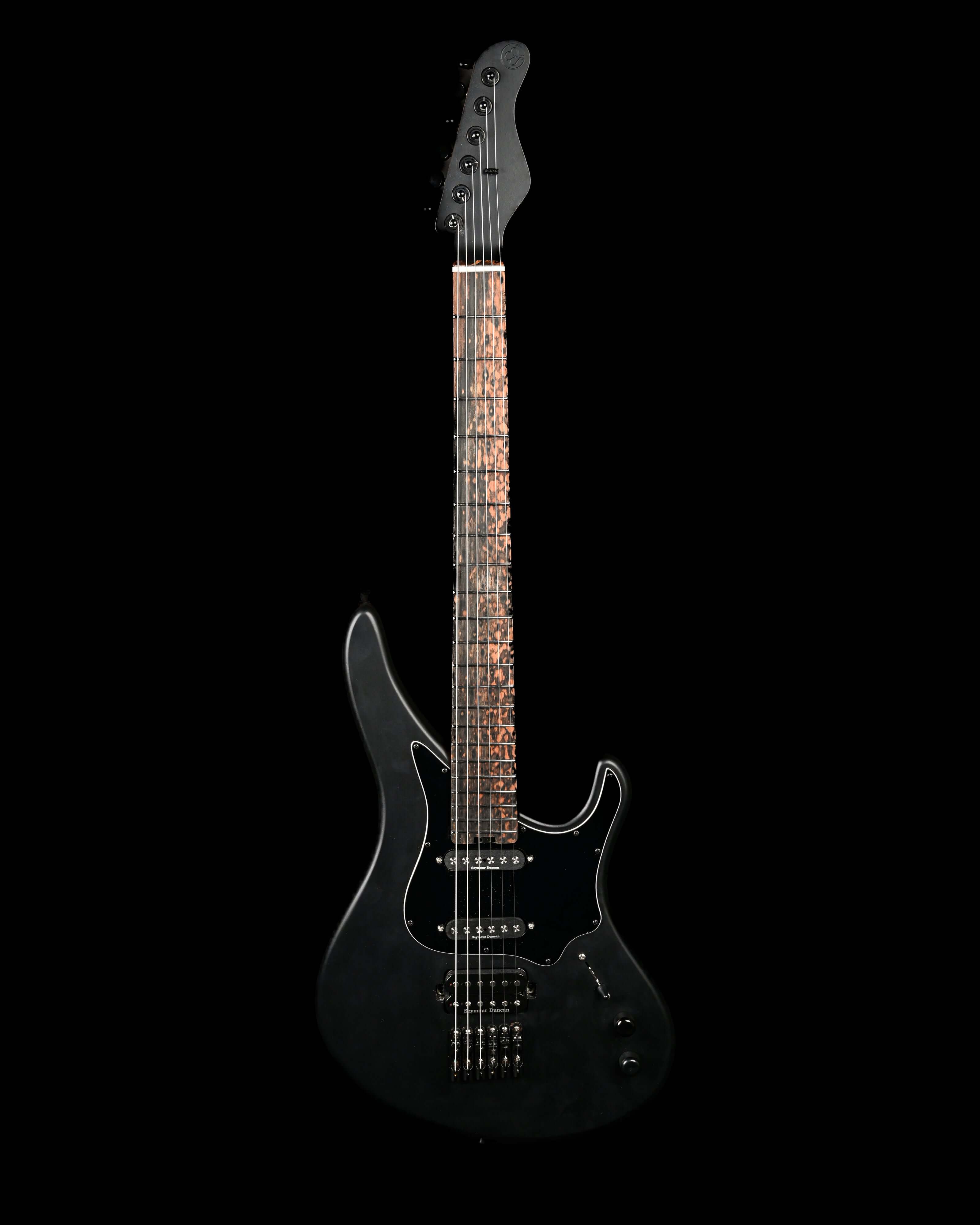 Sarā 6: guitarra personalizada Essential de Belforti, una guitarra eléctrica boutique de alta gama fabricada con maderas seleccionadas y componentes de gran fiabilidad.