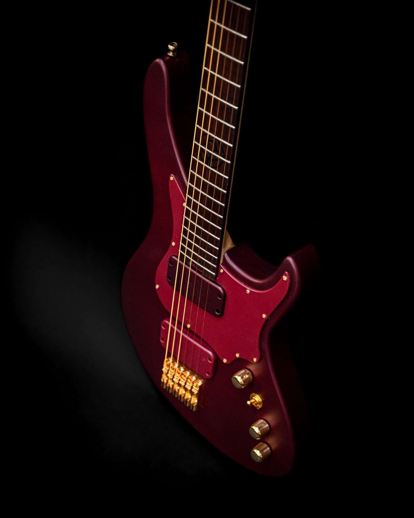 Belforti Sarā 6 - Essential bass guitar featuring elegant design and quality craftsmanship, showcasing its rich tonewood finish.